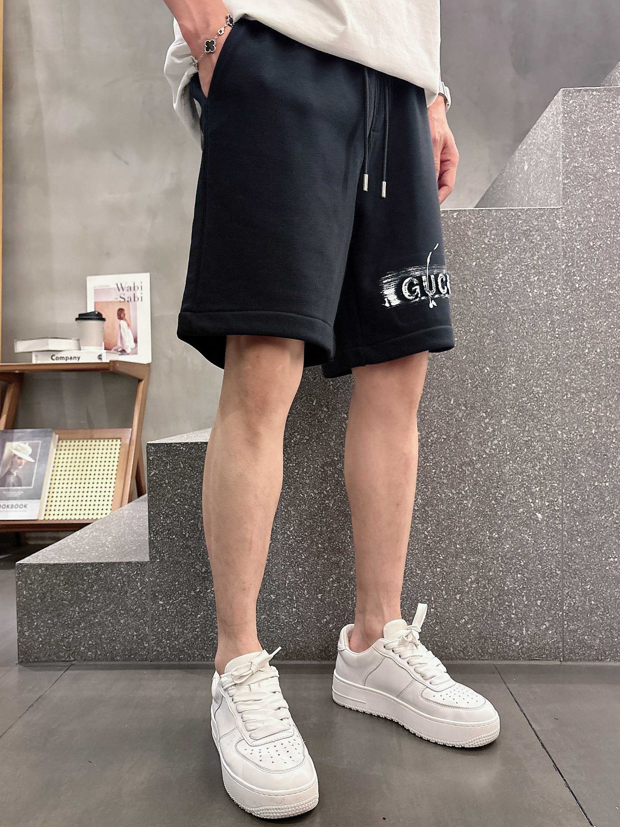 古驰* 𝟐6𝐬s 春夏休闲短裤 定制面料 手绘定制标 品牌经典LOGO 工艺精致 休闲百搭 【𝐒𝐢𝐳𝐞：