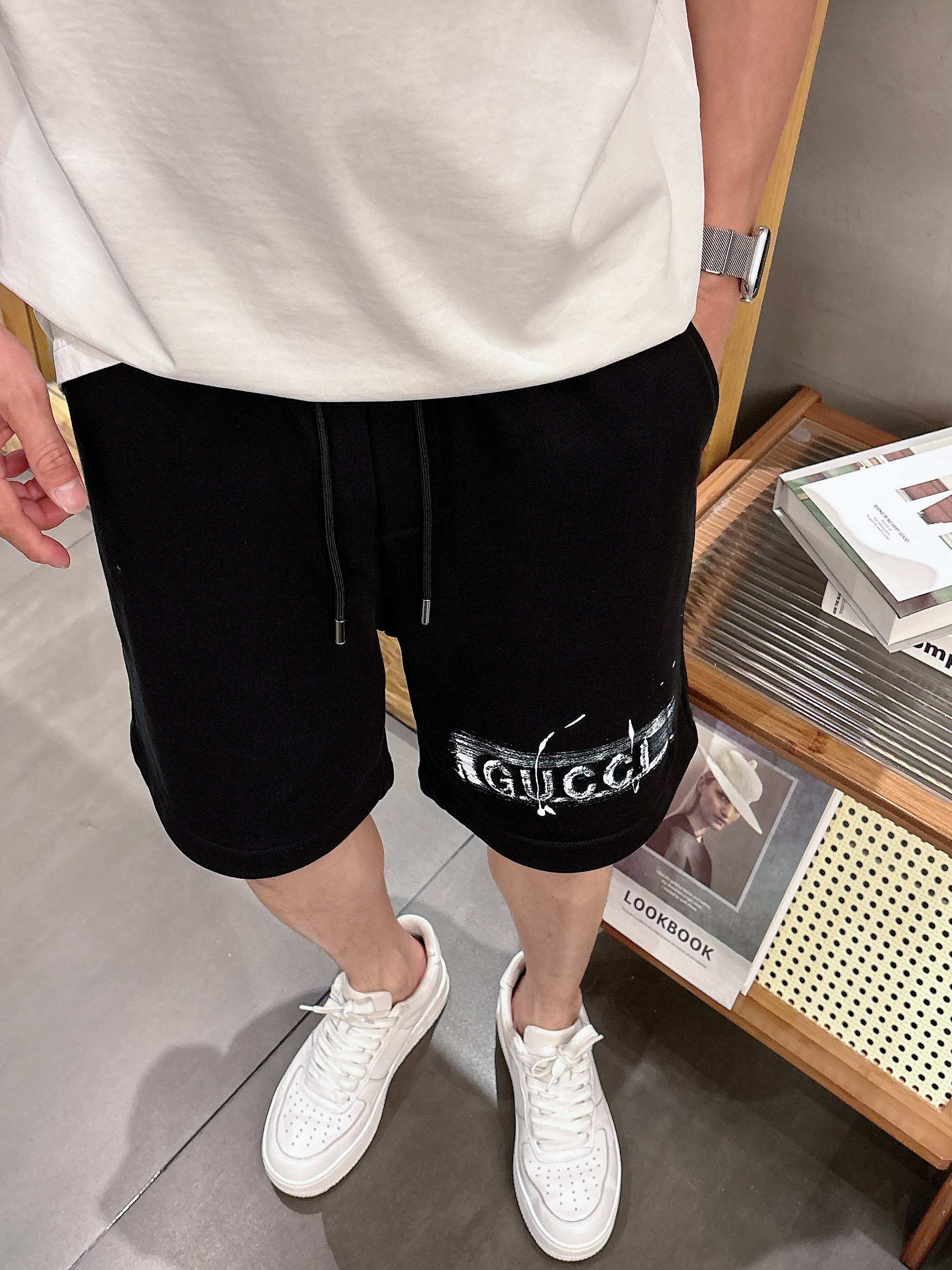 古驰* 𝟐6𝐬s 春夏休闲短裤 定制面料 手绘定制标 品牌经典LOGO 工艺精致 休闲百搭 【𝐒𝐢𝐳𝐞：