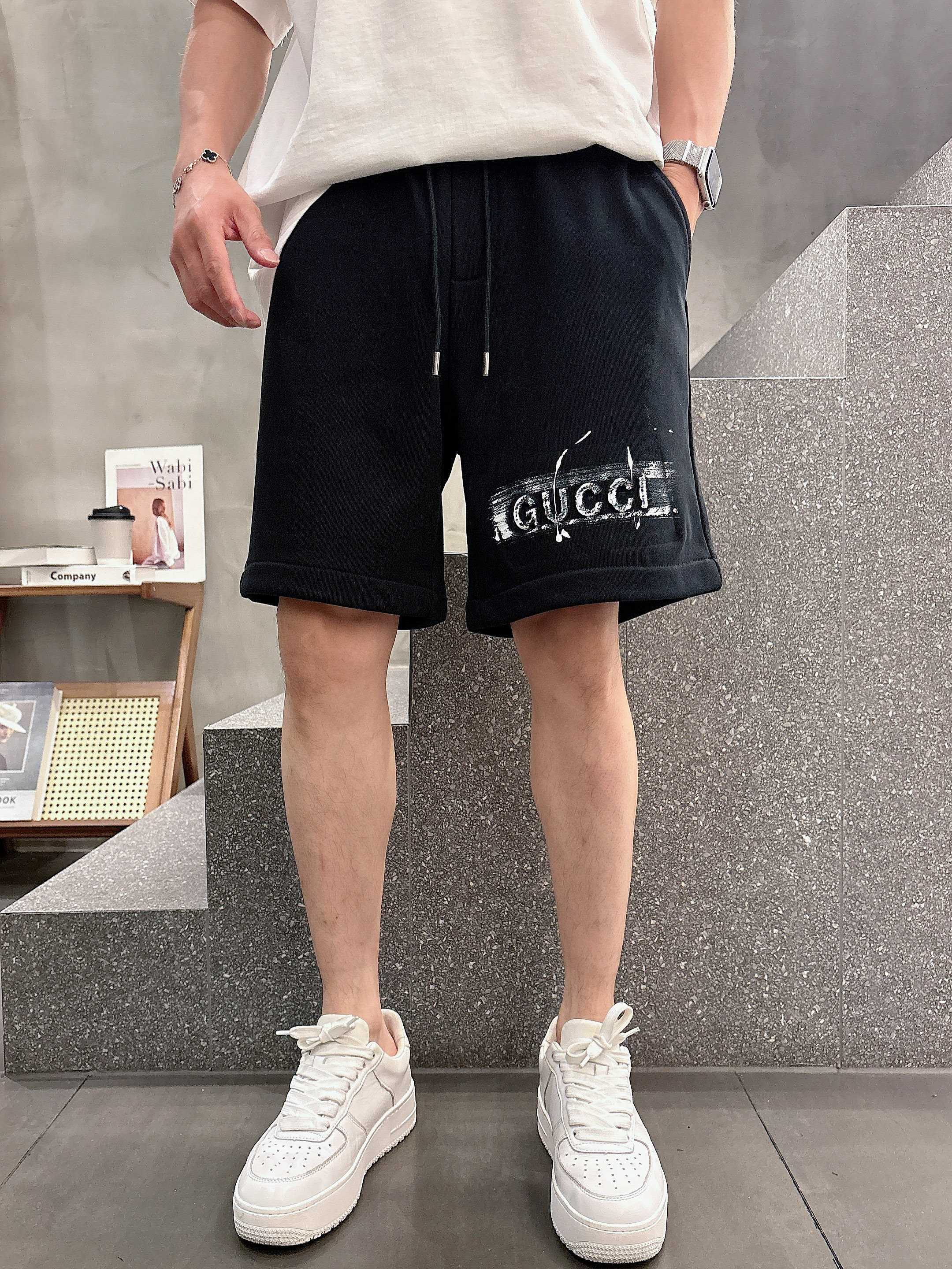 古驰* 𝟐6𝐬s 春夏休闲短裤 定制面料 手绘定制标 品牌经典LOGO 工艺精致 休闲百搭 【𝐒𝐢𝐳𝐞：