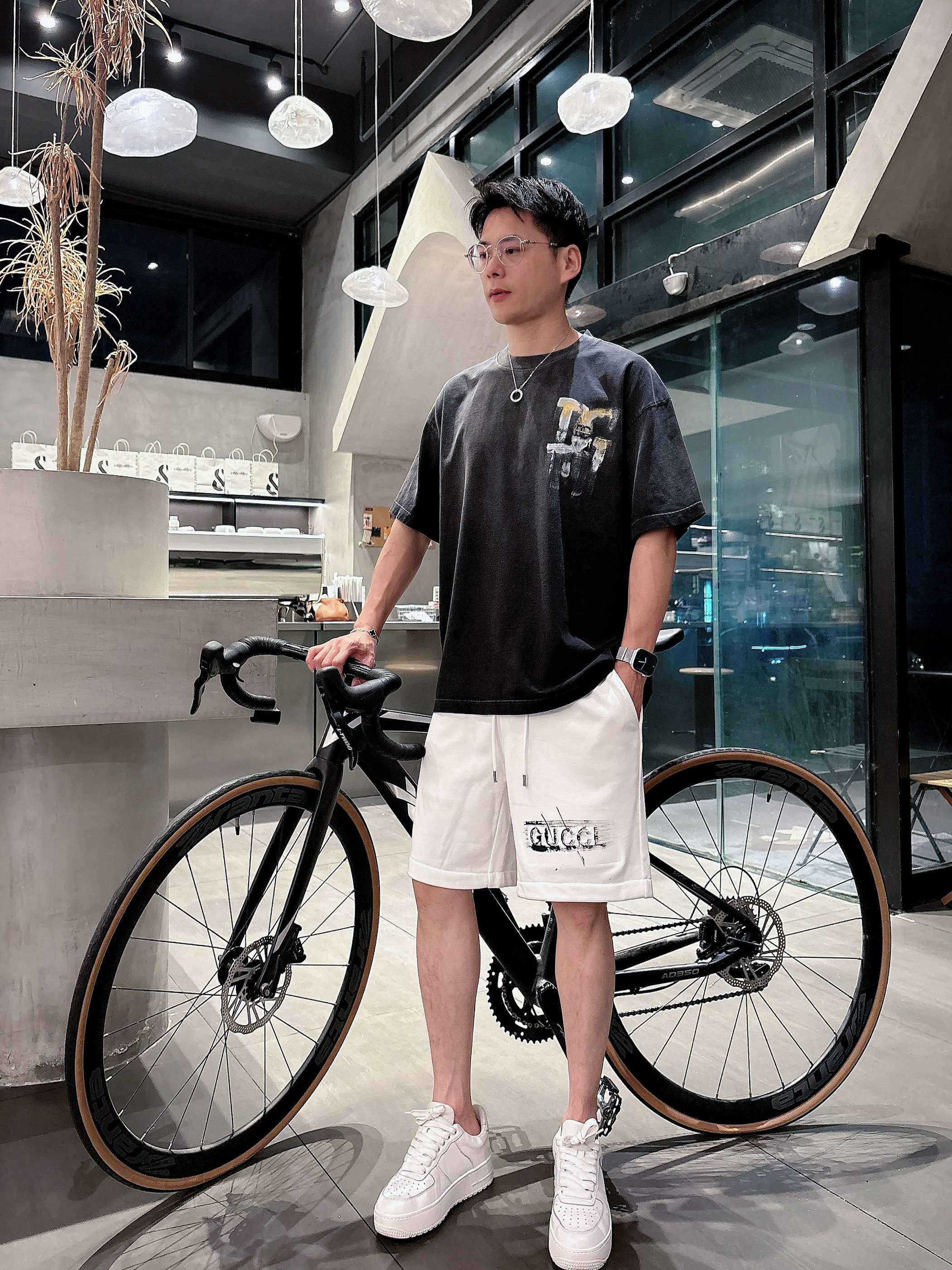古驰* 𝟐6𝐬s 春夏休闲短裤 定制面料 手绘定制标 品牌经典LOGO 工艺精致 休闲百搭 【𝐒𝐢𝐳𝐞：