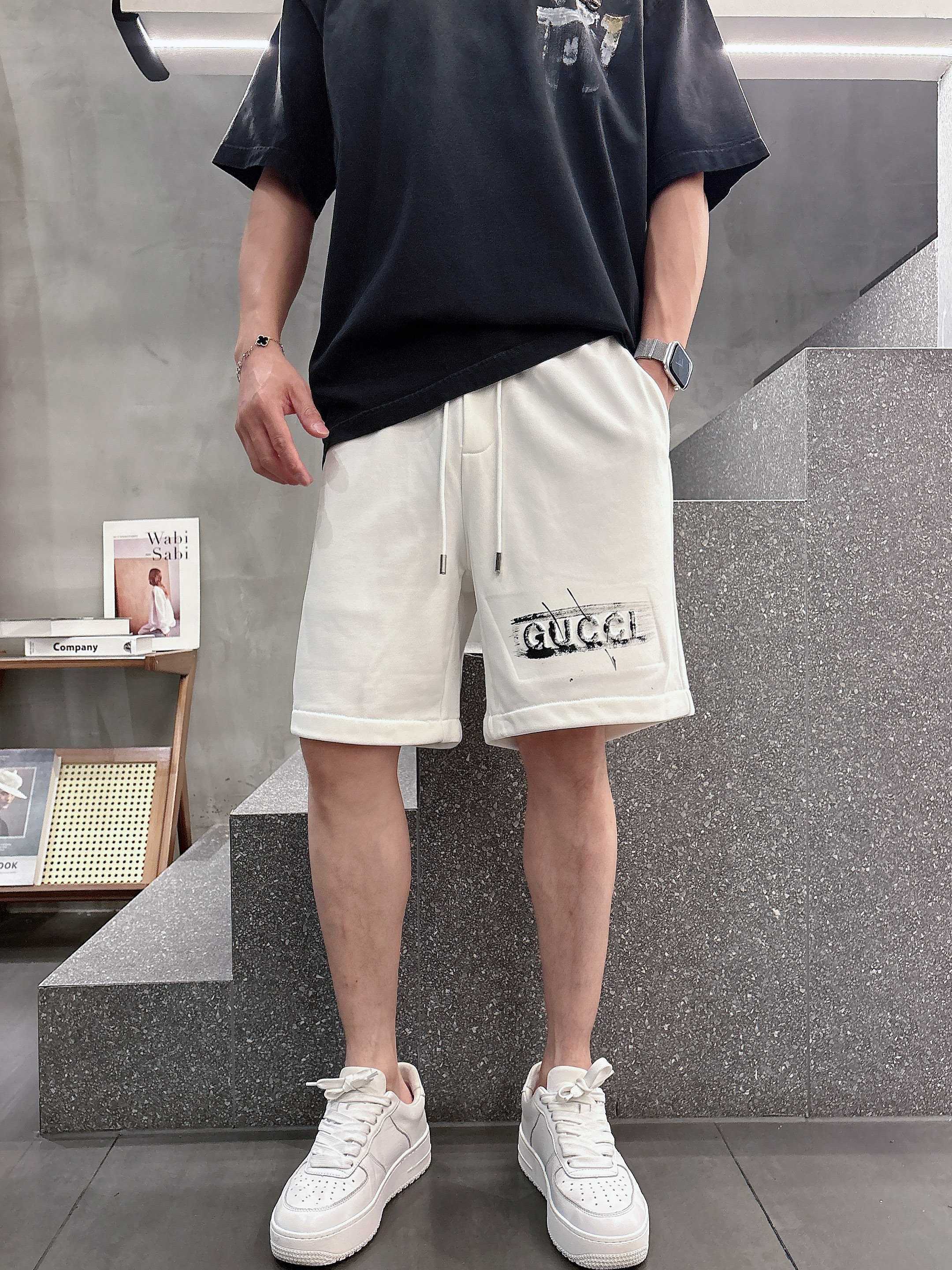 古驰* 𝟐6𝐬s 春夏休闲短裤 定制面料 手绘定制标 品牌经典LOGO 工艺精致 休闲百搭 【𝐒𝐢𝐳𝐞：