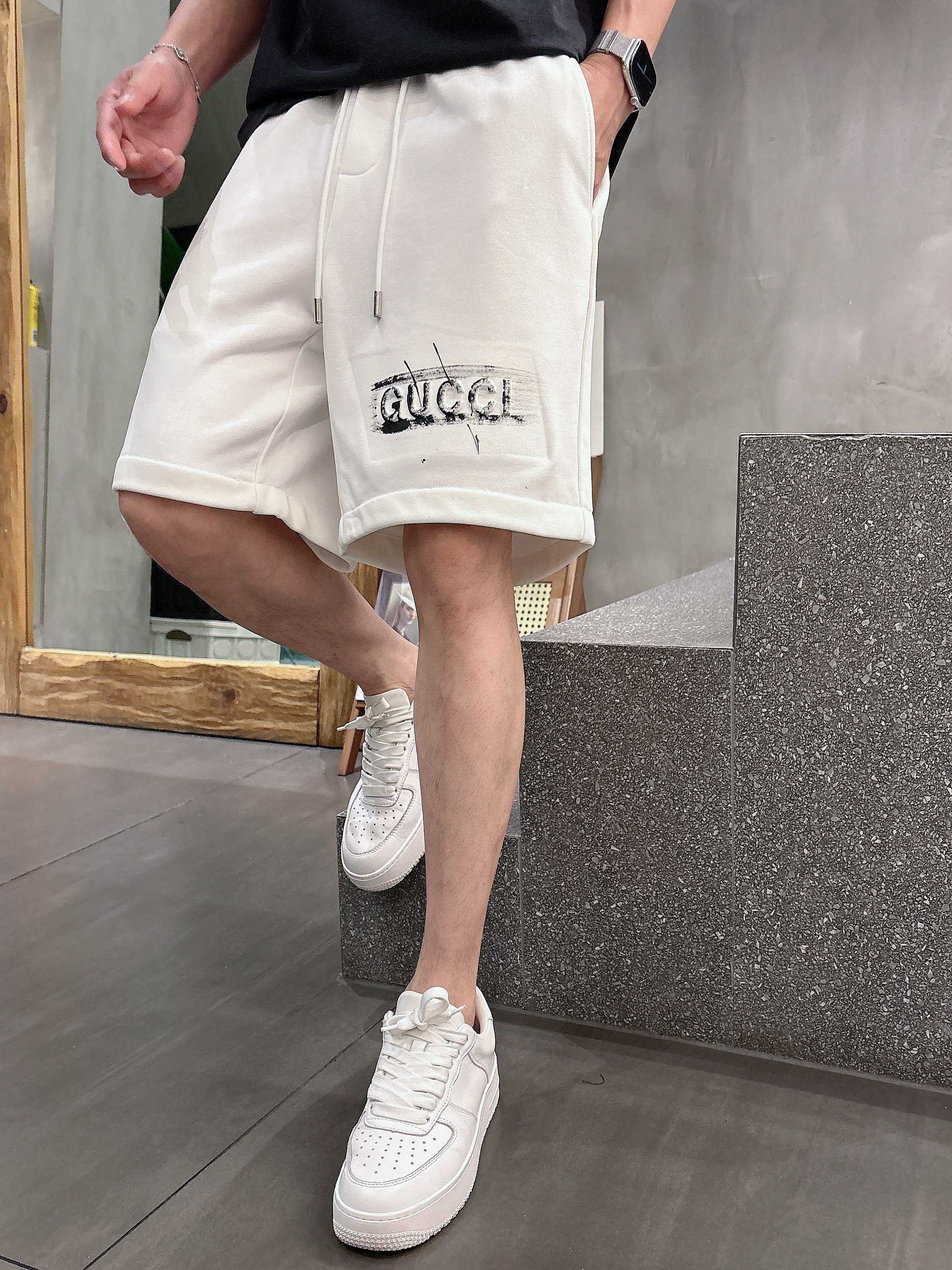 古驰* 𝟐6𝐬s 春夏休闲短裤 定制面料 手绘定制标 品牌经典LOGO 工艺精致 休闲百搭 【𝐒𝐢𝐳𝐞：