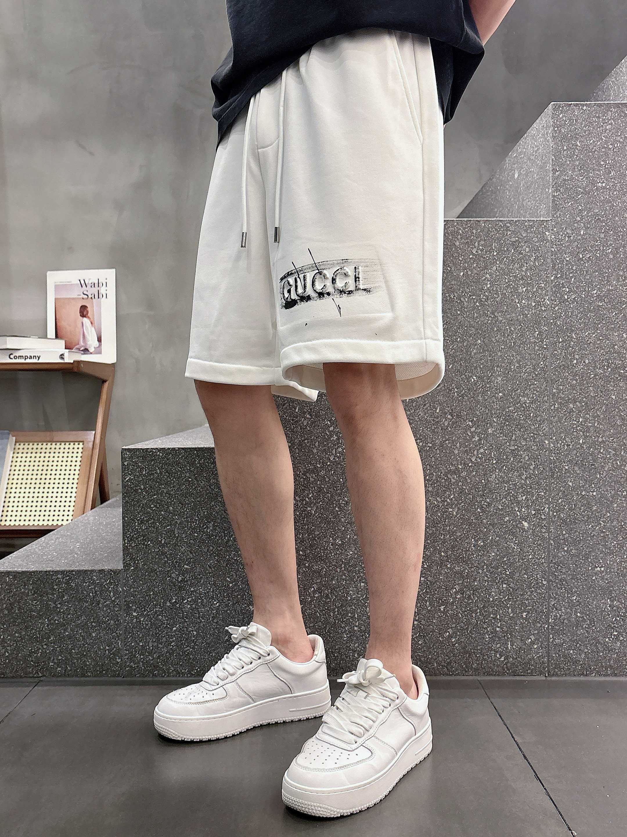 古驰* 𝟐6𝐬s 春夏休闲短裤 定制面料 手绘定制标 品牌经典LOGO 工艺精致 休闲百搭 【𝐒𝐢𝐳𝐞：
