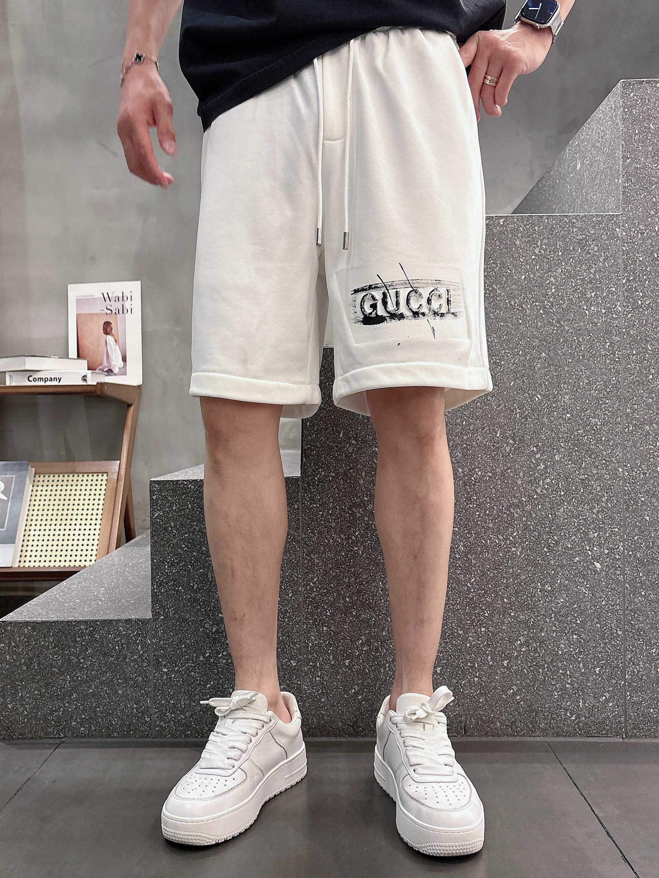 古驰* 𝟐6𝐬s 春夏休闲短裤 定制面料 手绘定制标 品牌经典LOGO 工艺精致 休闲百搭 【𝐒𝐢𝐳𝐞：