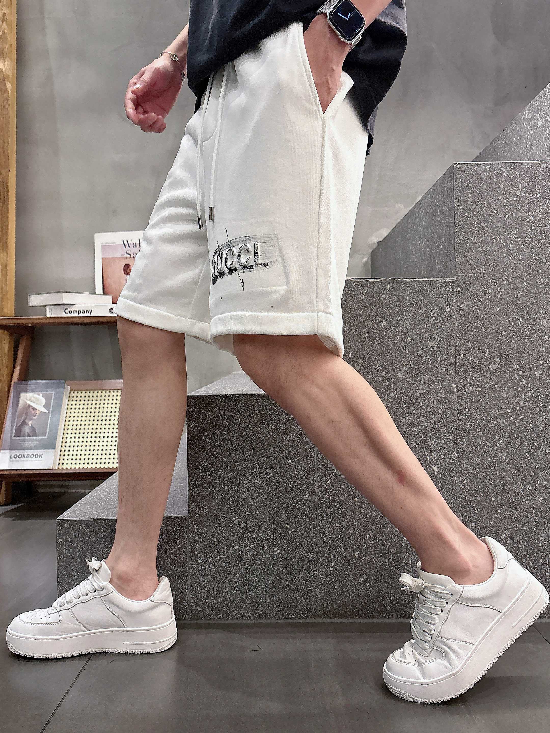 古驰* 𝟐6𝐬s 春夏休闲短裤 定制面料 手绘定制标 品牌经典LOGO 工艺精致 休闲百搭 【𝐒𝐢𝐳𝐞：