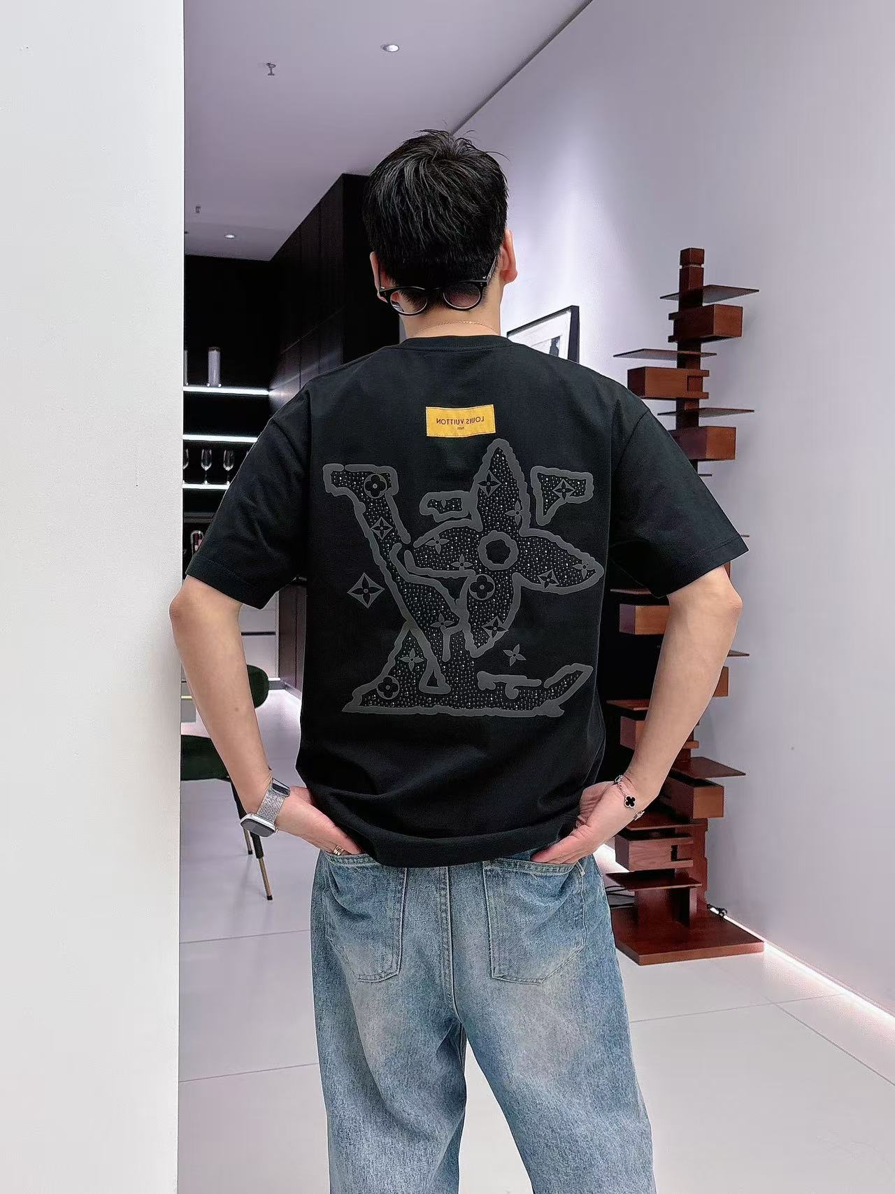 LV * 𝟐6𝐬s 春夏休闲短袖定制面料 品牌经典LOGO 工艺精致 休闲百搭 【𝐒𝐢𝐳𝐞：码数】 S-