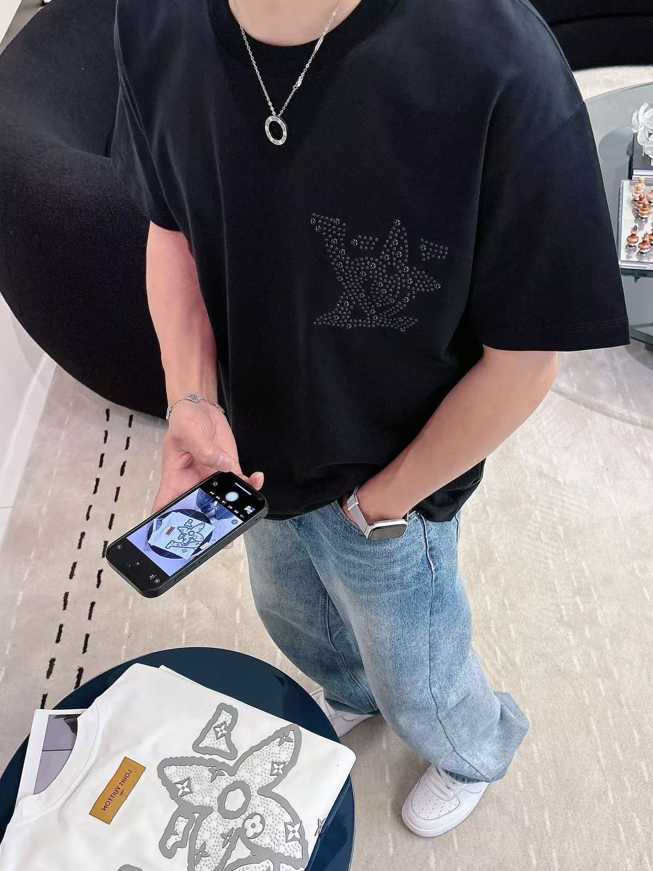 LV * 𝟐6𝐬s 春夏休闲短袖定制面料 品牌经典LOGO 工艺精致 休闲百搭 【𝐒𝐢𝐳𝐞：码数】 S-