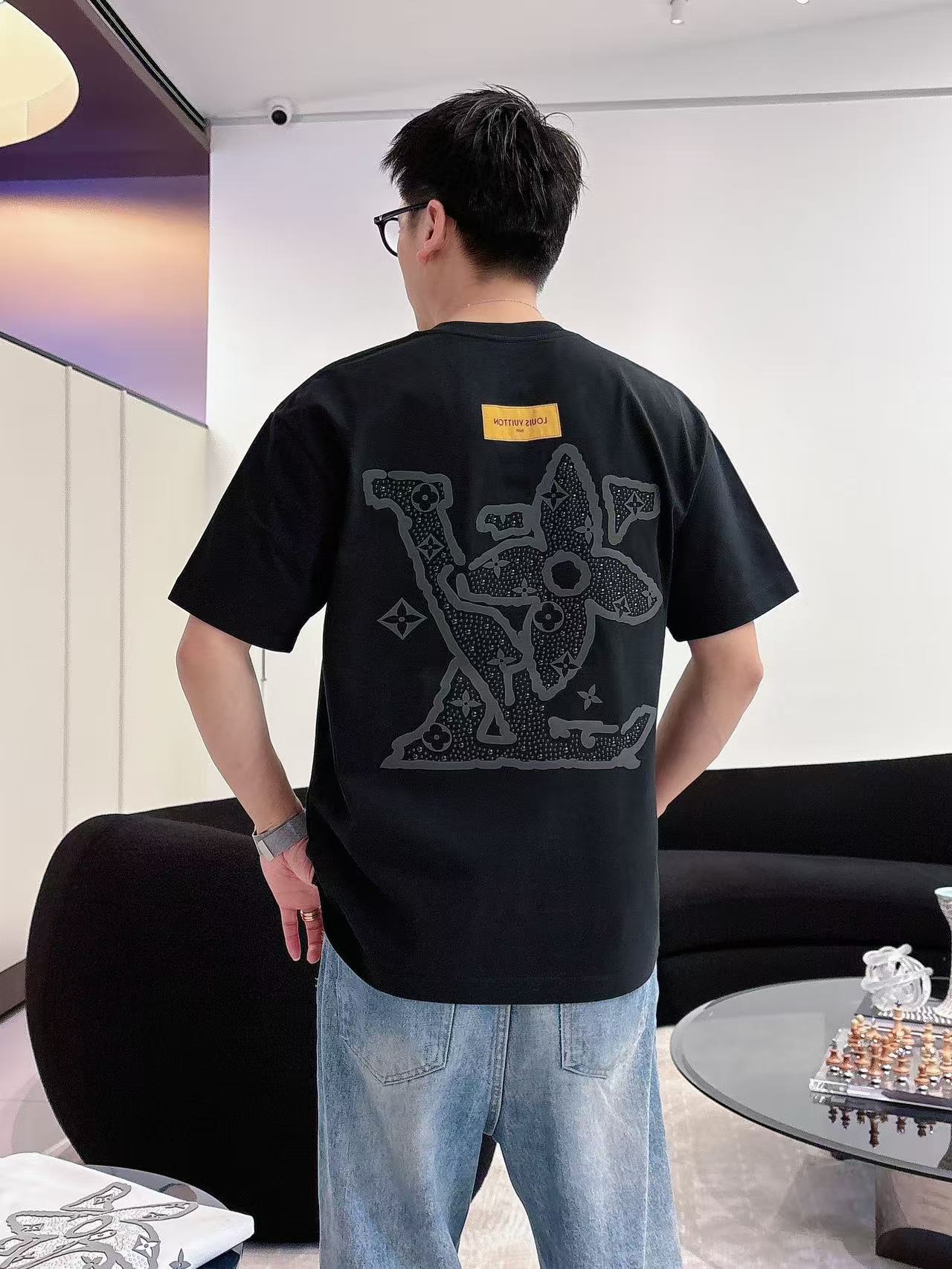 LV * 𝟐6𝐬s 春夏休闲短袖定制面料 品牌经典LOGO 工艺精致 休闲百搭 【𝐒𝐢𝐳𝐞：码数】 S-