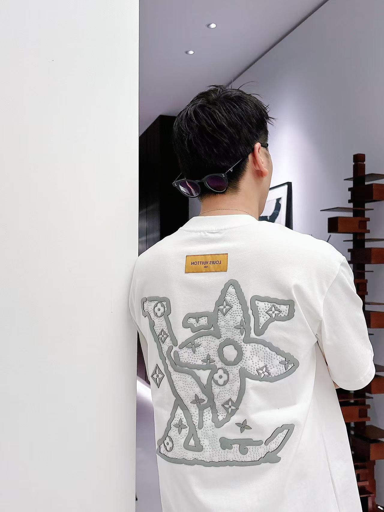LV * 𝟐6𝐬s 春夏休闲短袖定制面料 品牌经典LOGO 工艺精致 休闲百搭 【𝐒𝐢𝐳𝐞：码数】 S-