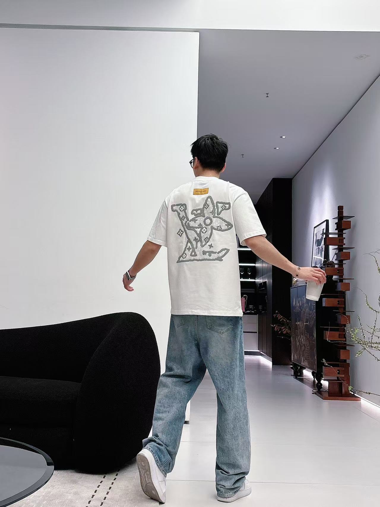 LV * 𝟐6𝐬s 春夏休闲短袖定制面料 品牌经典LOGO 工艺精致 休闲百搭 【𝐒𝐢𝐳𝐞：码数】 S-
