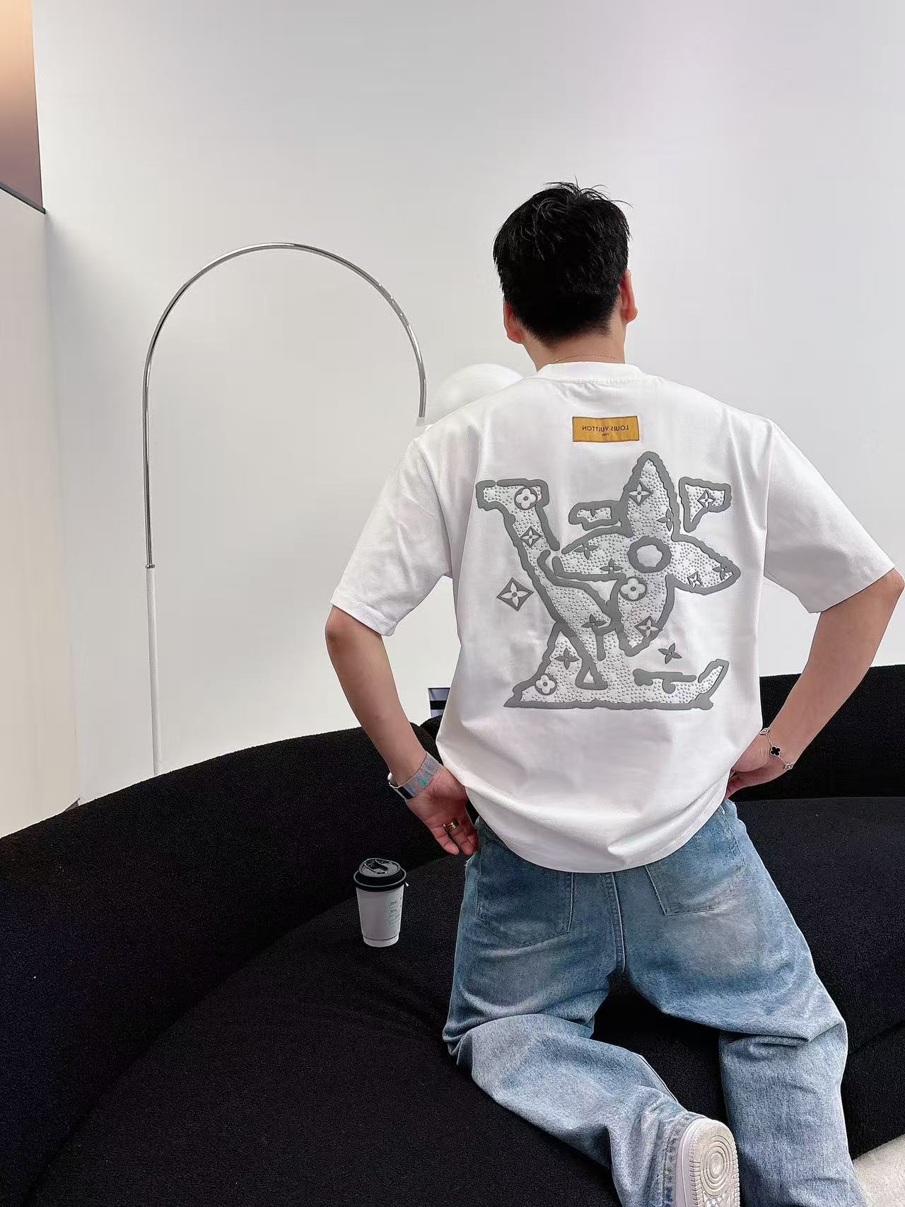 LV * 𝟐6𝐬s 春夏休闲短袖定制面料 品牌经典LOGO 工艺精致 休闲百搭 【𝐒𝐢𝐳𝐞：码数】 S-