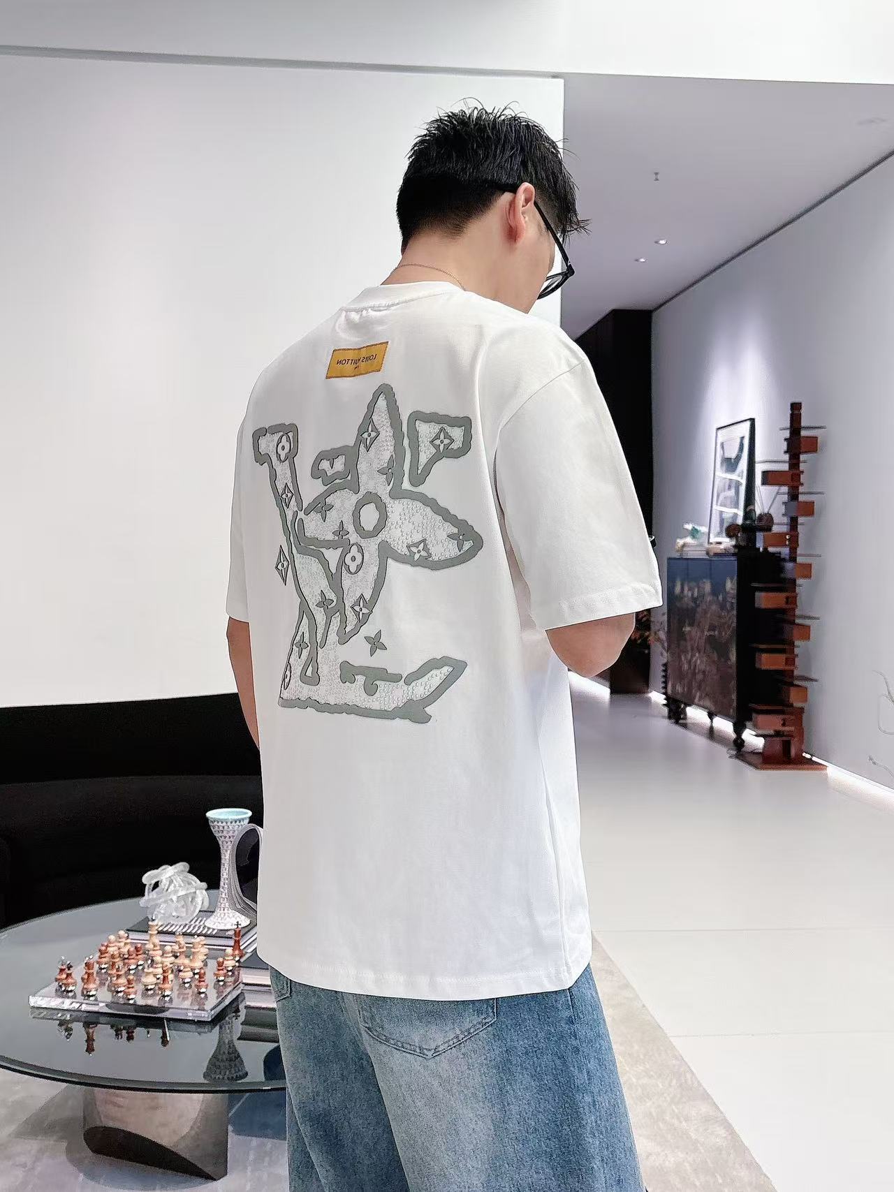 LV * 𝟐6𝐬s 春夏休闲短袖定制面料 品牌经典LOGO 工艺精致 休闲百搭 【𝐒𝐢𝐳𝐞：码数】 S-