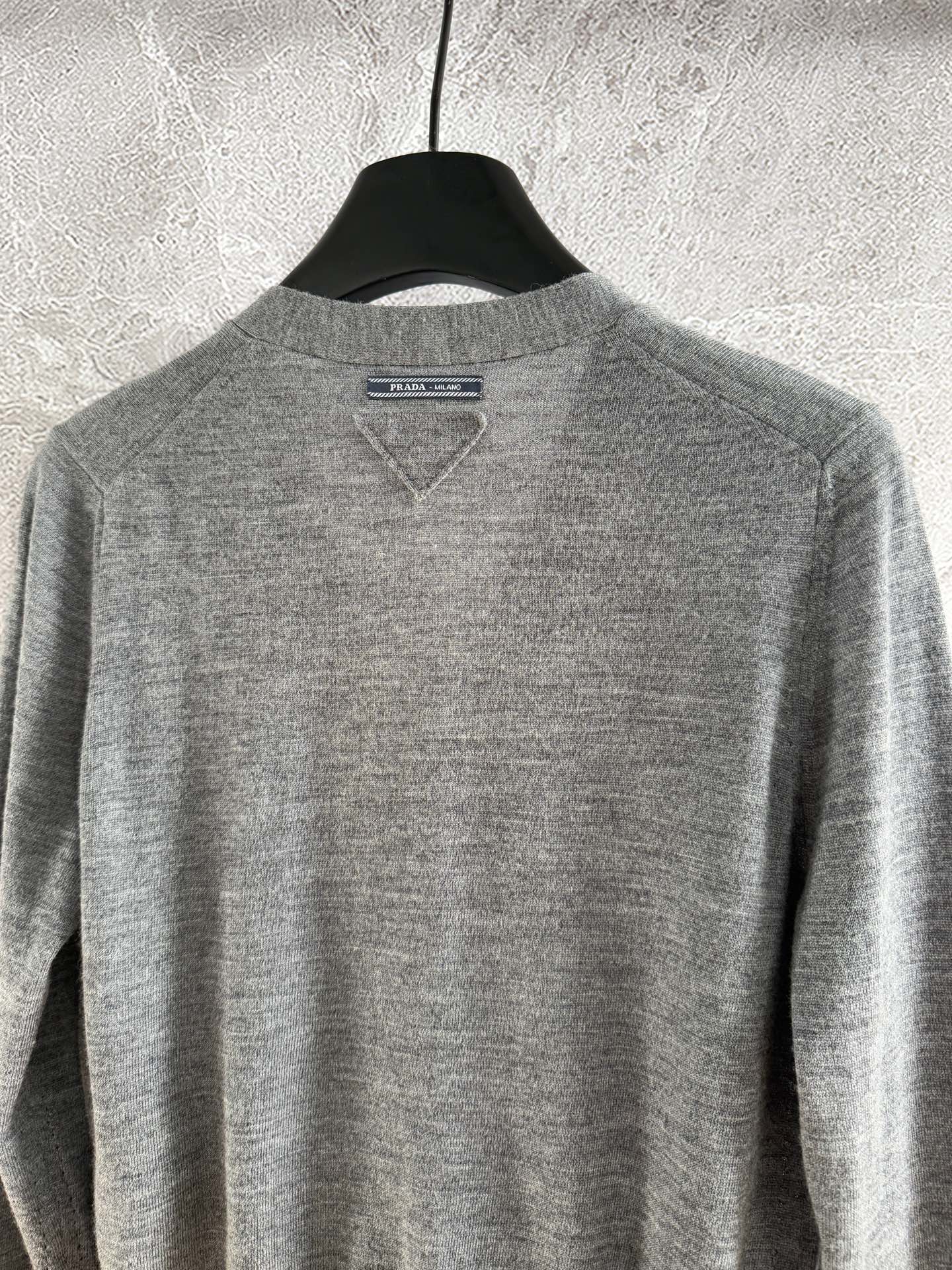 现货‼️‼️🛒款号02/精细羊毛开衫✨开春就好穿的轻薄厚度，是自在和舒适的体感，适度的宽松合身款，上身不