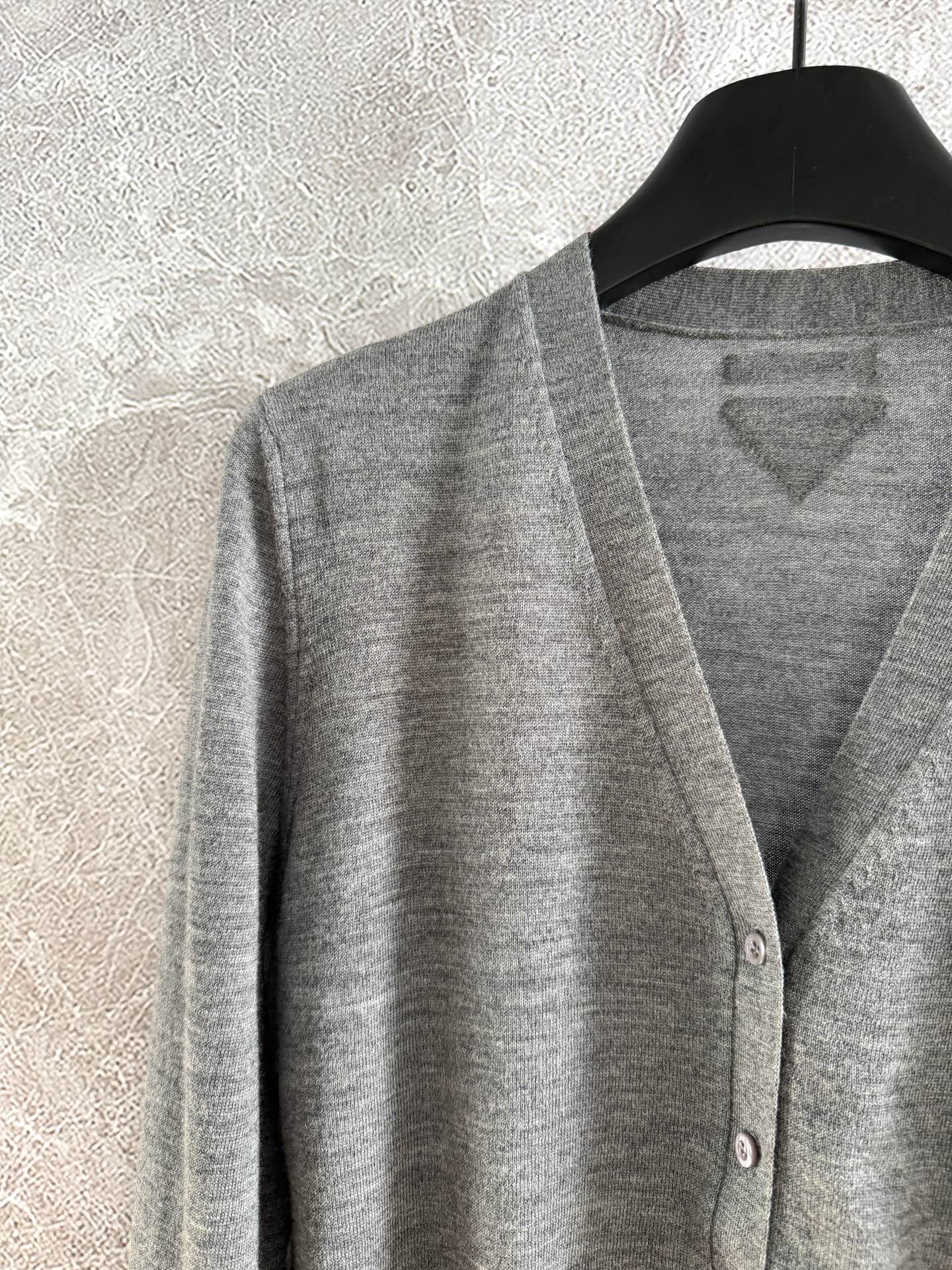 现货‼️‼️🛒款号02/精细羊毛开衫✨开春就好穿的轻薄厚度，是自在和舒适的体感，适度的宽松合身款，上身不