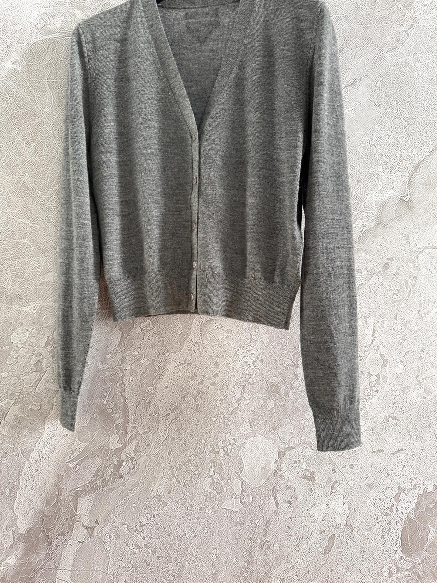 现货‼️‼️🛒款号02/精细羊毛开衫✨开春就好穿的轻薄厚度，是自在和舒适的体感，适度的宽松合身款，上身不