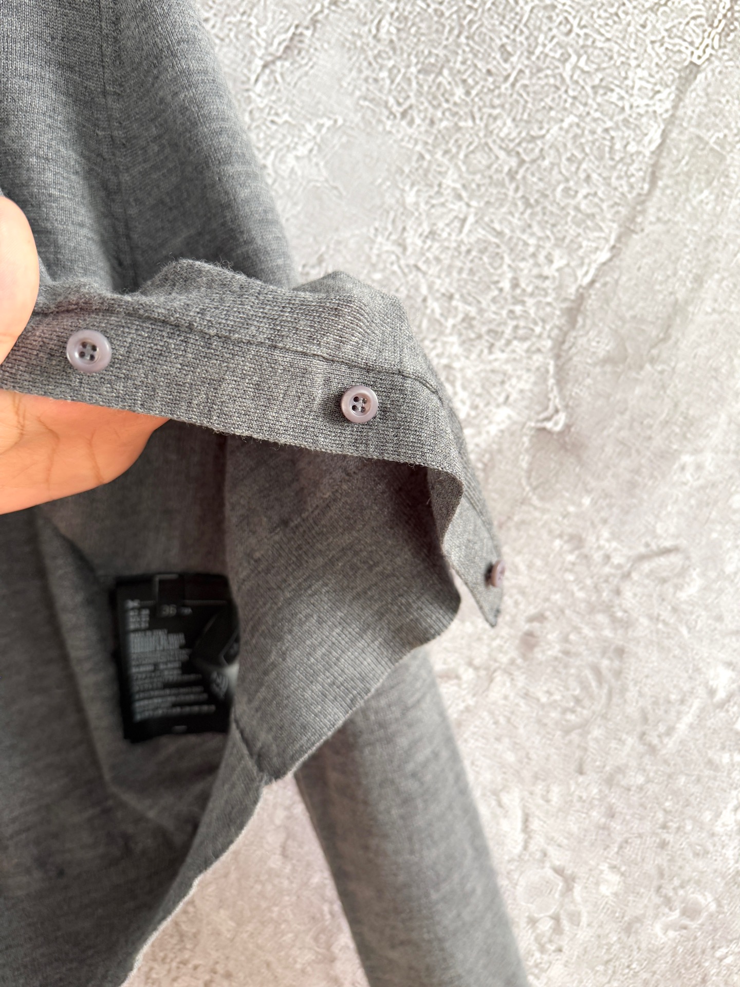 现货‼️‼️🛒款号02/精细羊毛开衫✨开春就好穿的轻薄厚度，是自在和舒适的体感，适度的宽松合身款，上身不