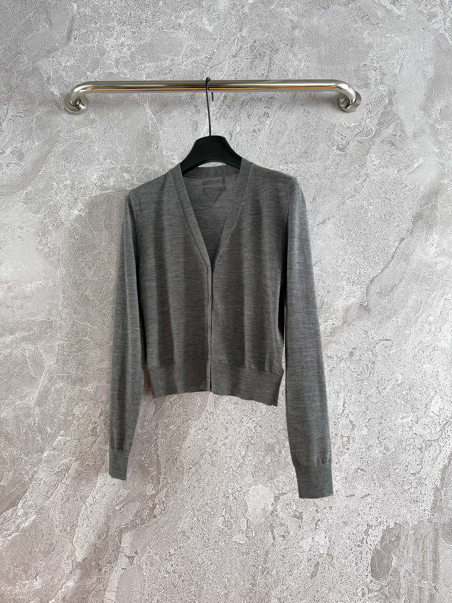 现货‼️‼️🛒款号02/精细羊毛开衫✨开春就好穿的轻薄厚度，是自在和舒适的体感，适度的宽松合身款，上身不