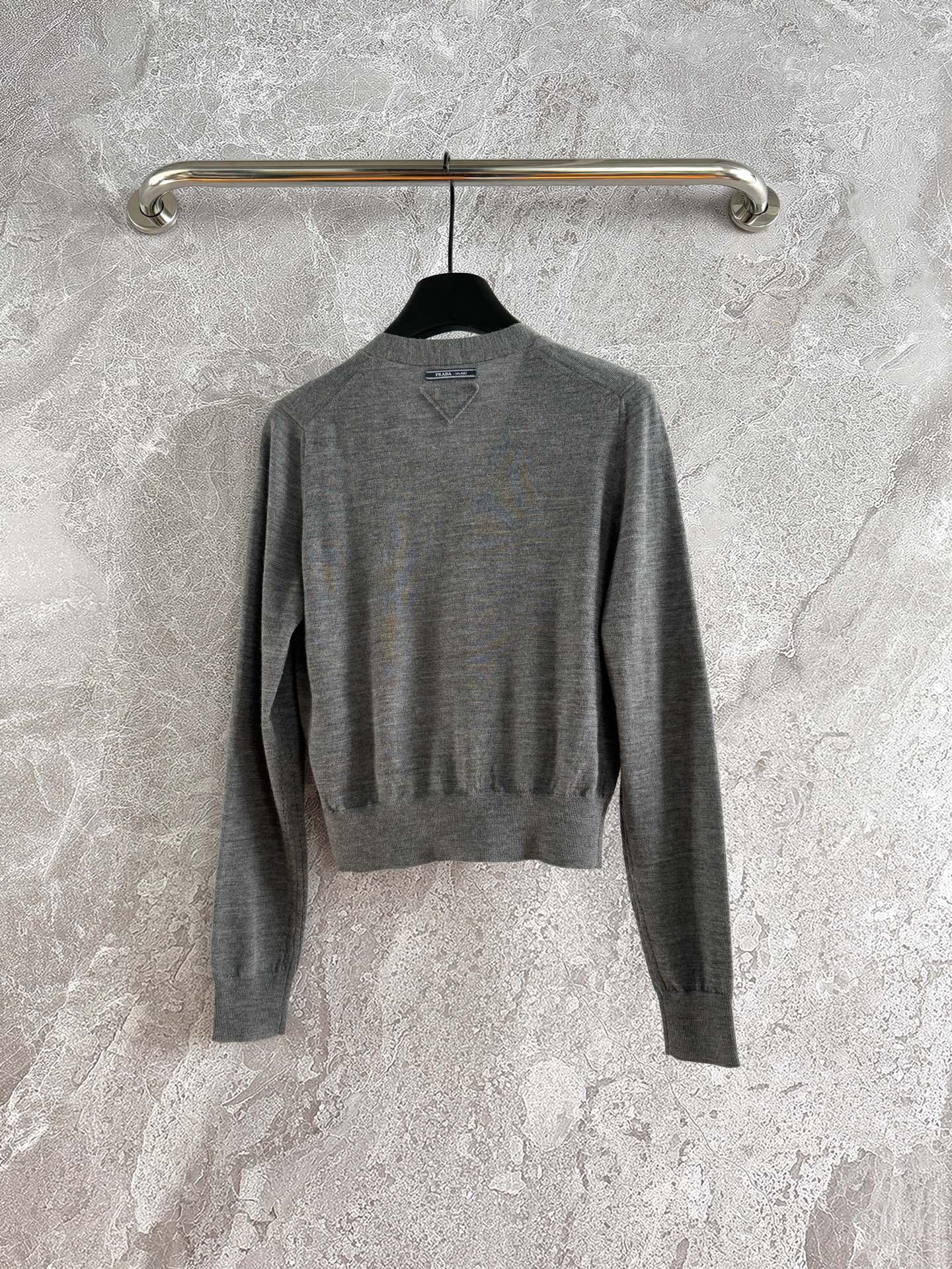 现货‼️‼️🛒款号02/精细羊毛开衫✨开春就好穿的轻薄厚度，是自在和舒适的体感，适度的宽松合身款，上身不