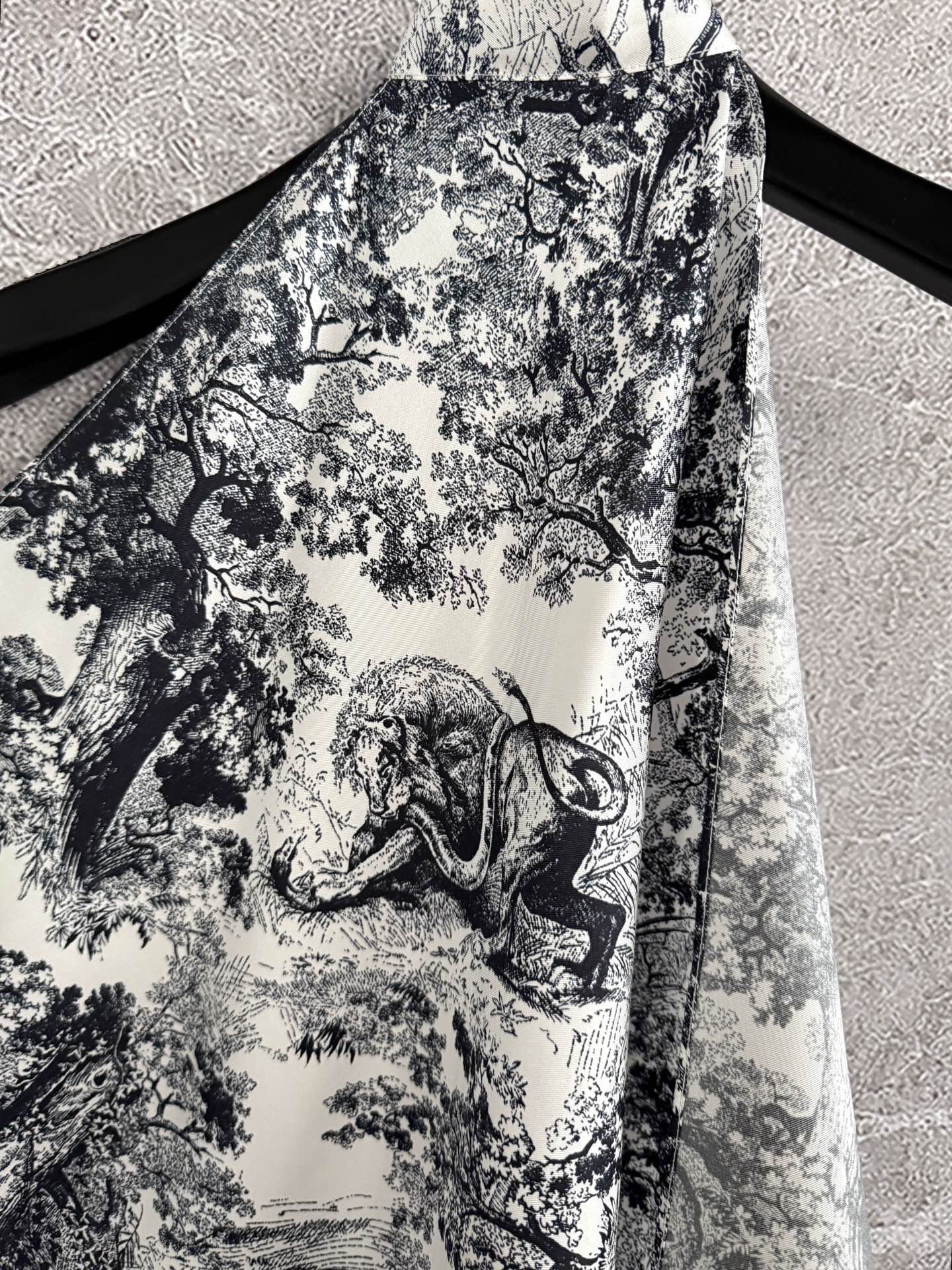 现货‼️‼️/挂脖肚兜上衣✨突显Sauvage茹伊图案,全身定位印花,像这种定位花型没有工厂原因做,真的 现货‼️‼️/挂脖肚兜上衣✨突显Sauvage茹伊图案,全身定位印花,像这种定位花型没有工厂原因做,真的