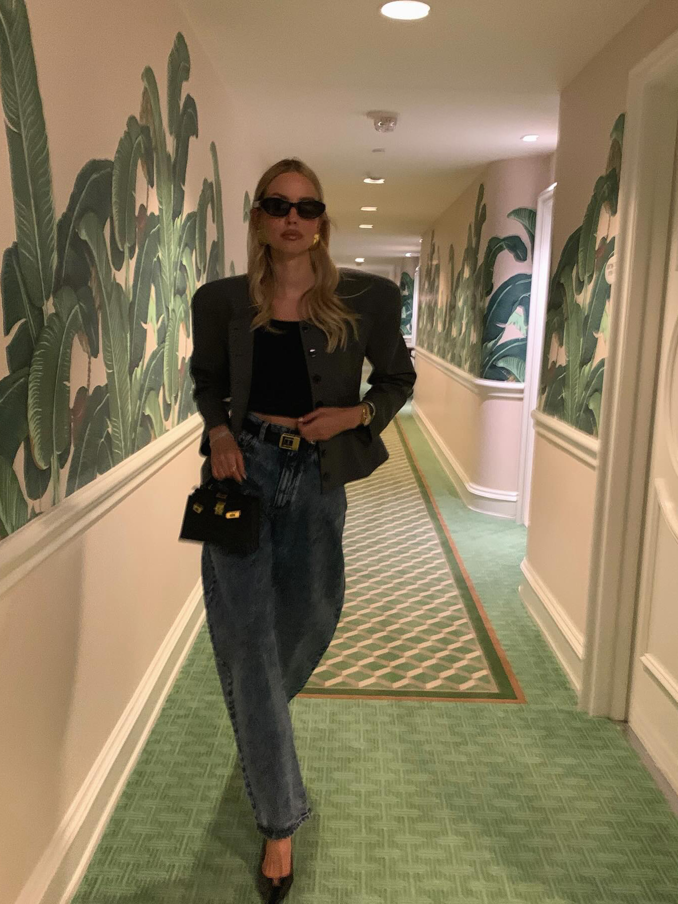 Stylish Snowflake Jeans with High Waist and Leg-Modified Arc Legs: Rare and Optimal - 图片 5