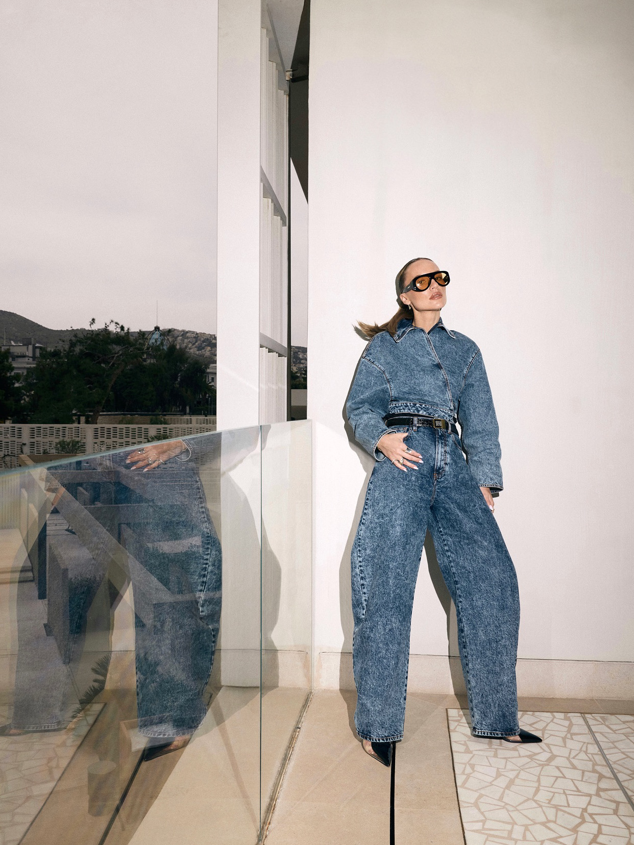 Stylish Snowflake Jeans with High Waist and Leg-Modified Arc Legs: Rare and Optimal - 图片 2