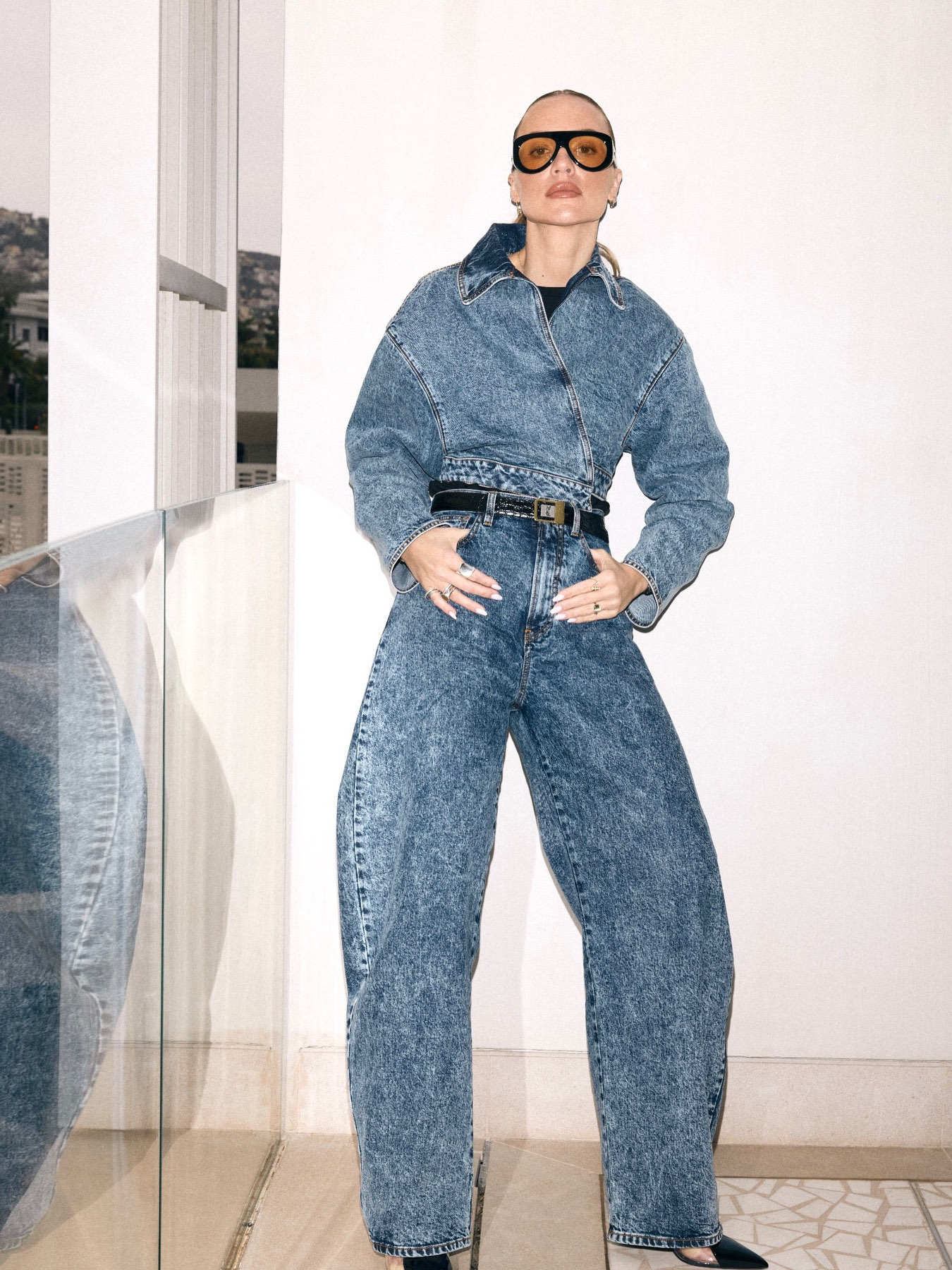 Stylish Snowflake Jeans with High Waist and Leg-Modified Arc Legs: Rare and Optimal - 图片 8