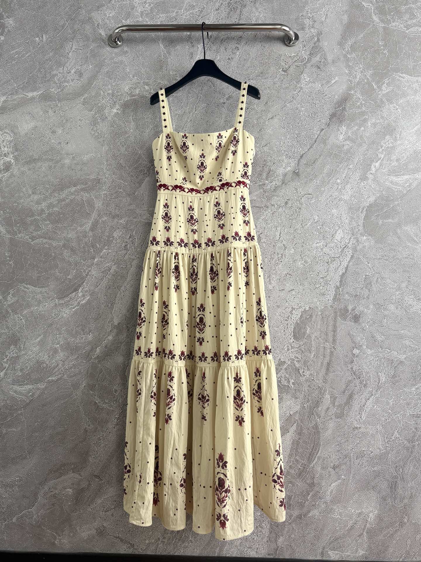 现货‼️‼️🛒款号6/吊带连衣裙✨肩膀钉珠饰，搭配腰间立体手工钩针绣花，把所有的美丽都揉在一起，Agua