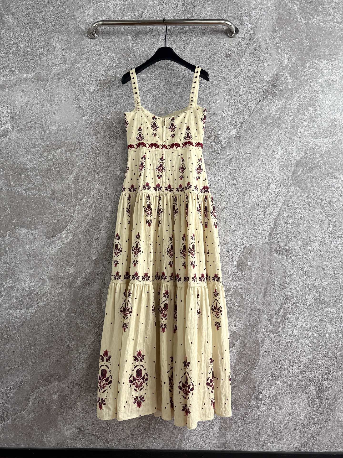 现货‼️‼️🛒款号6/吊带连衣裙✨肩膀钉珠饰，搭配腰间立体手工钩针绣花，把所有的美丽都揉在一起，Agua