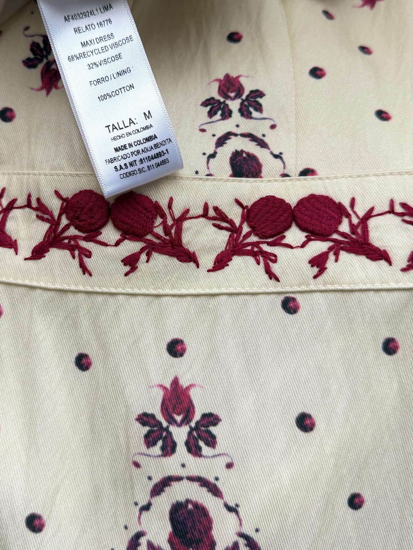 现货‼️‼️🛒款号6/吊带连衣裙✨肩膀钉珠饰，搭配腰间立体手工钩针绣花，把所有的美丽都揉在一起，Agua