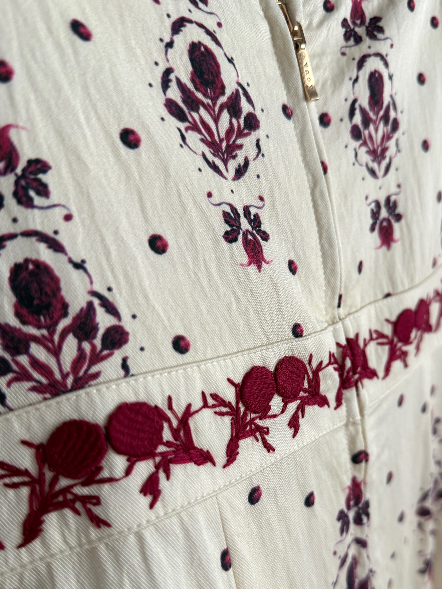 现货‼️‼️🛒款号6/吊带连衣裙✨肩膀钉珠饰，搭配腰间立体手工钩针绣花，把所有的美丽都揉在一起，Agua