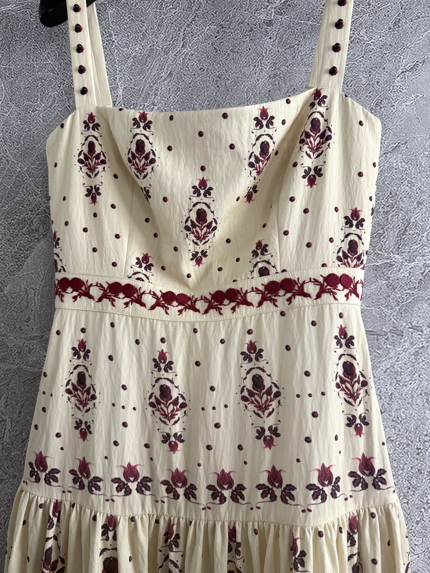 现货‼️‼️🛒款号6/吊带连衣裙✨肩膀钉珠饰，搭配腰间立体手工钩针绣花，把所有的美丽都揉在一起，Agua