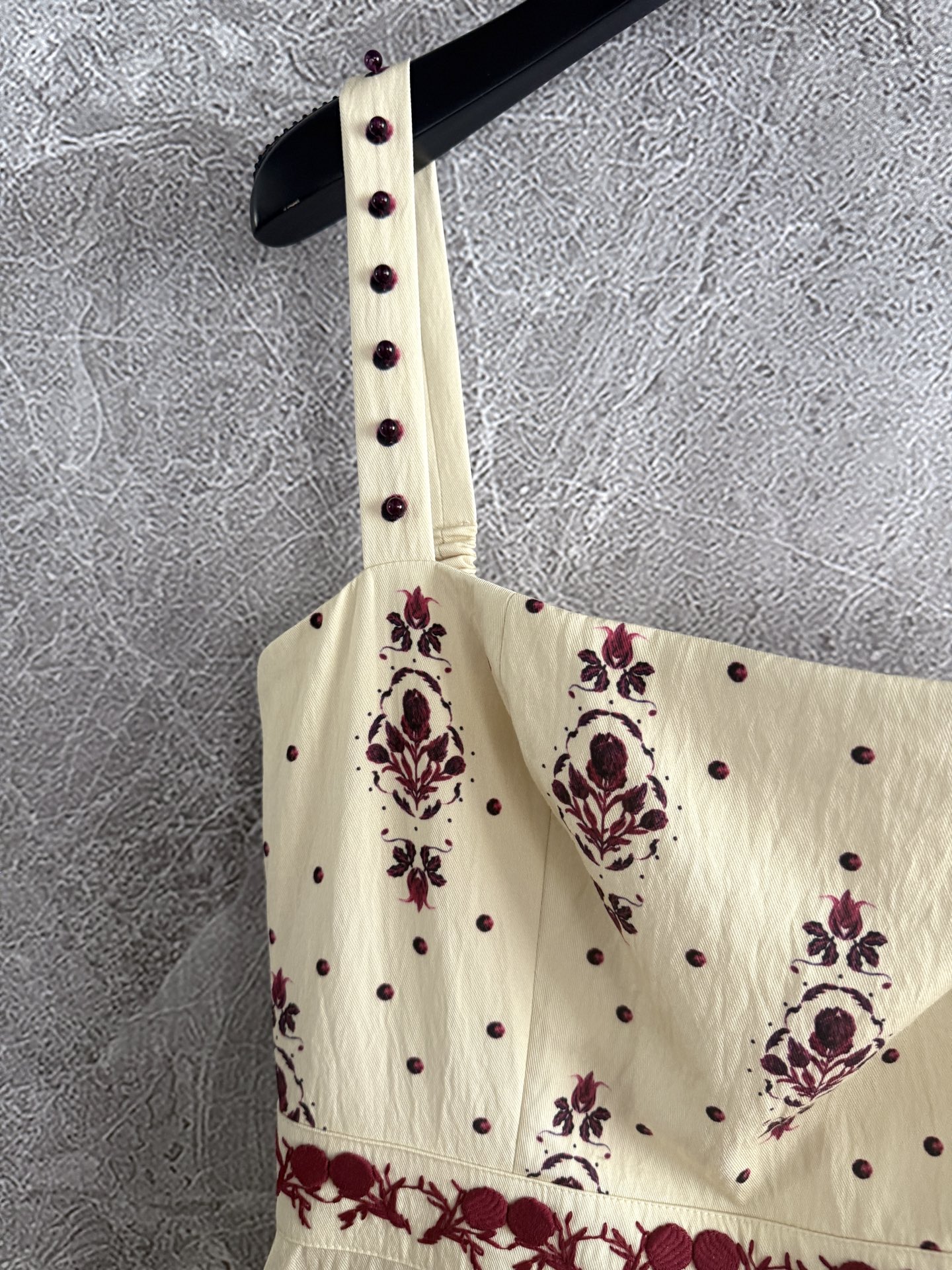 现货‼️‼️🛒款号6/吊带连衣裙✨肩膀钉珠饰，搭配腰间立体手工钩针绣花，把所有的美丽都揉在一起，Agua