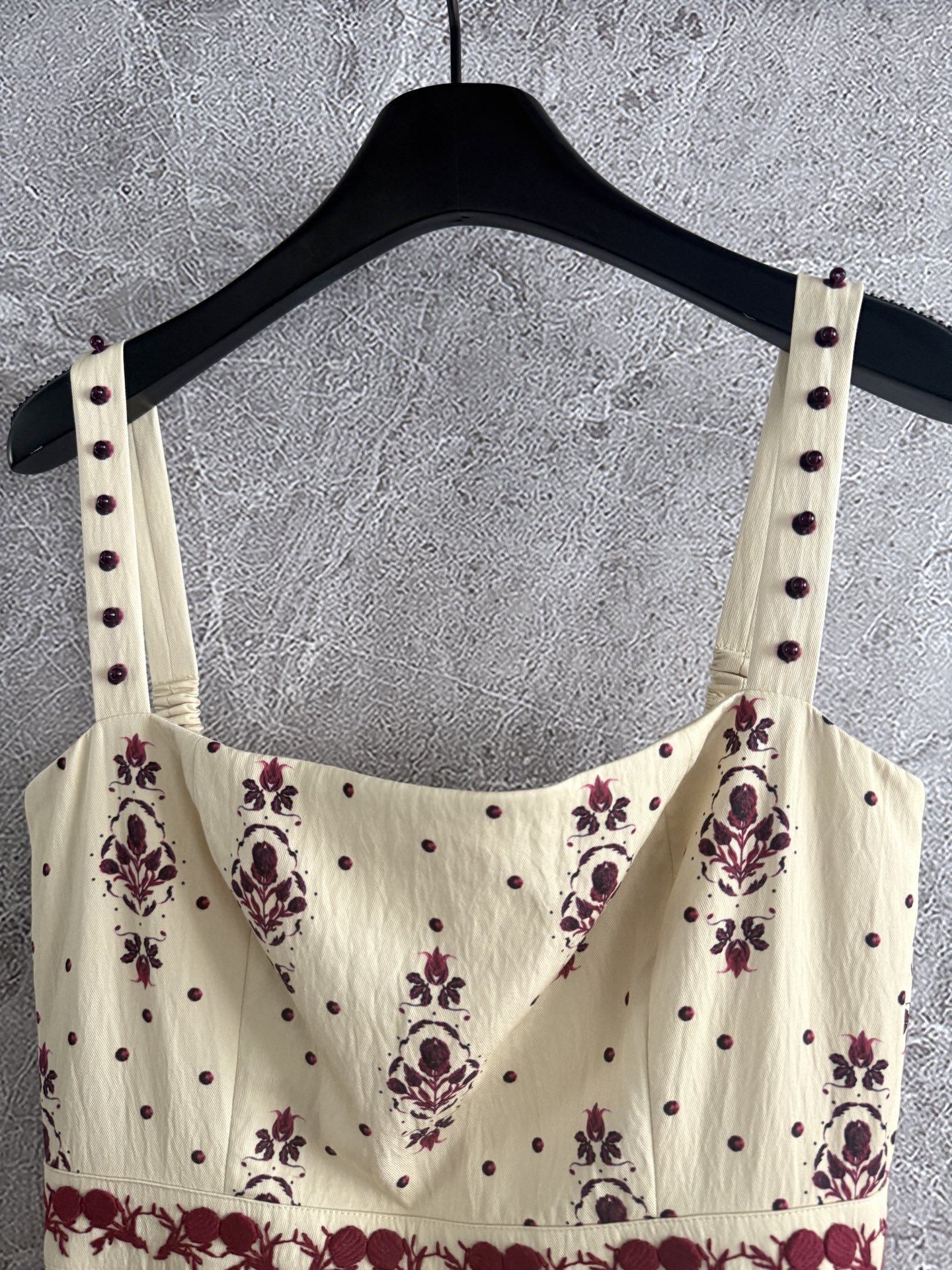 现货‼️‼️🛒款号6/吊带连衣裙✨肩膀钉珠饰，搭配腰间立体手工钩针绣花，把所有的美丽都揉在一起，Agua