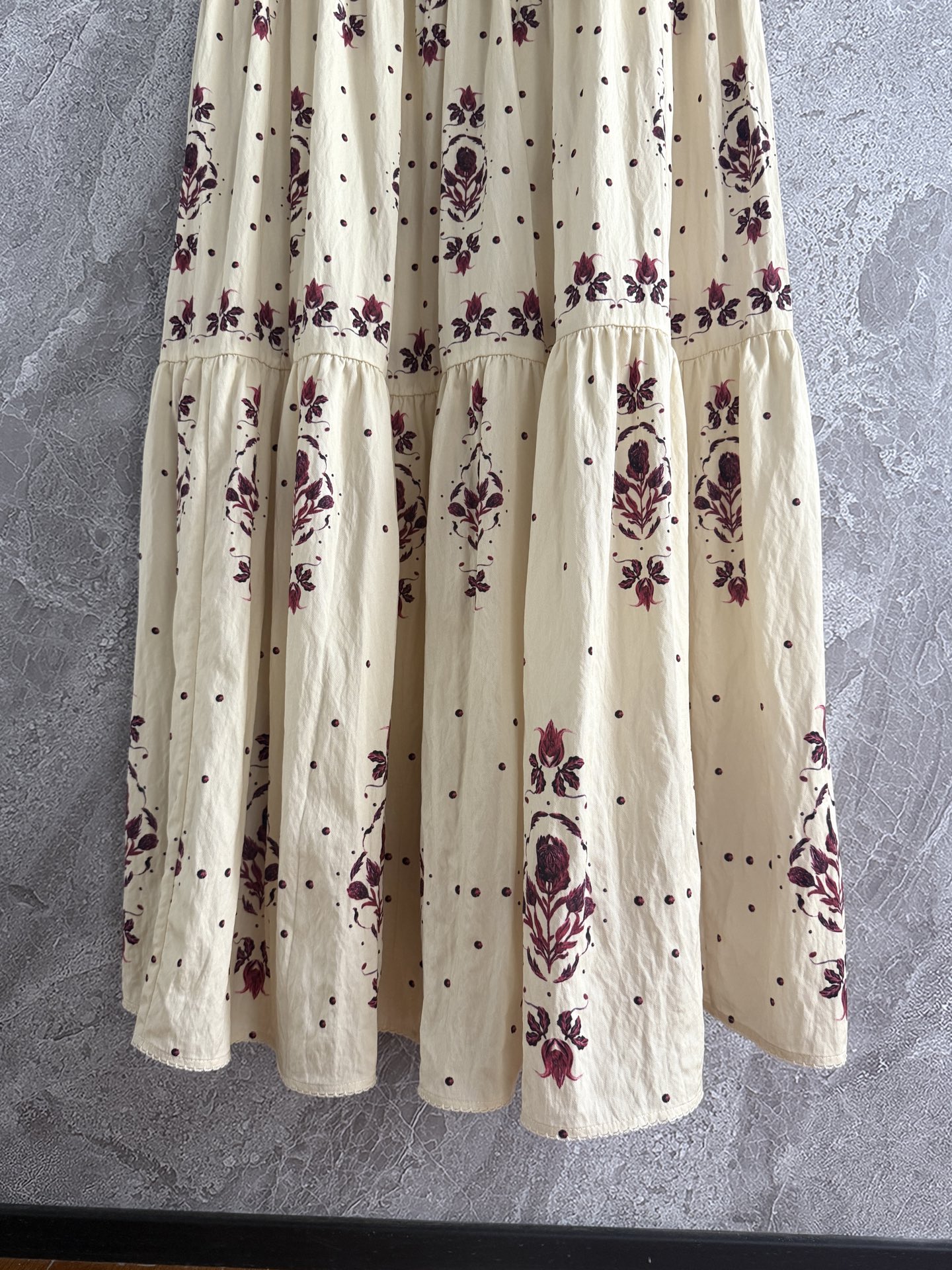 现货‼️‼️🛒款号6/吊带连衣裙✨肩膀钉珠饰，搭配腰间立体手工钩针绣花，把所有的美丽都揉在一起，Agua