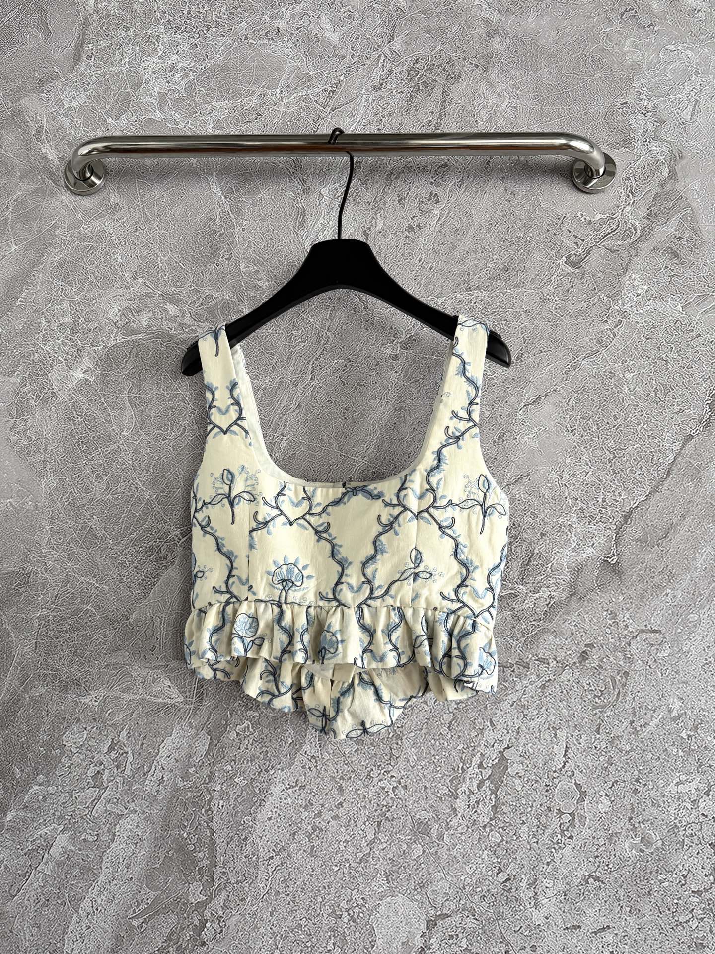 现货‼️‼️🛒款号708/重工盘绣马甲✨全身好几种刺绣叠加，图案也是错错落落，凹凸有致，就更有灵气了，对