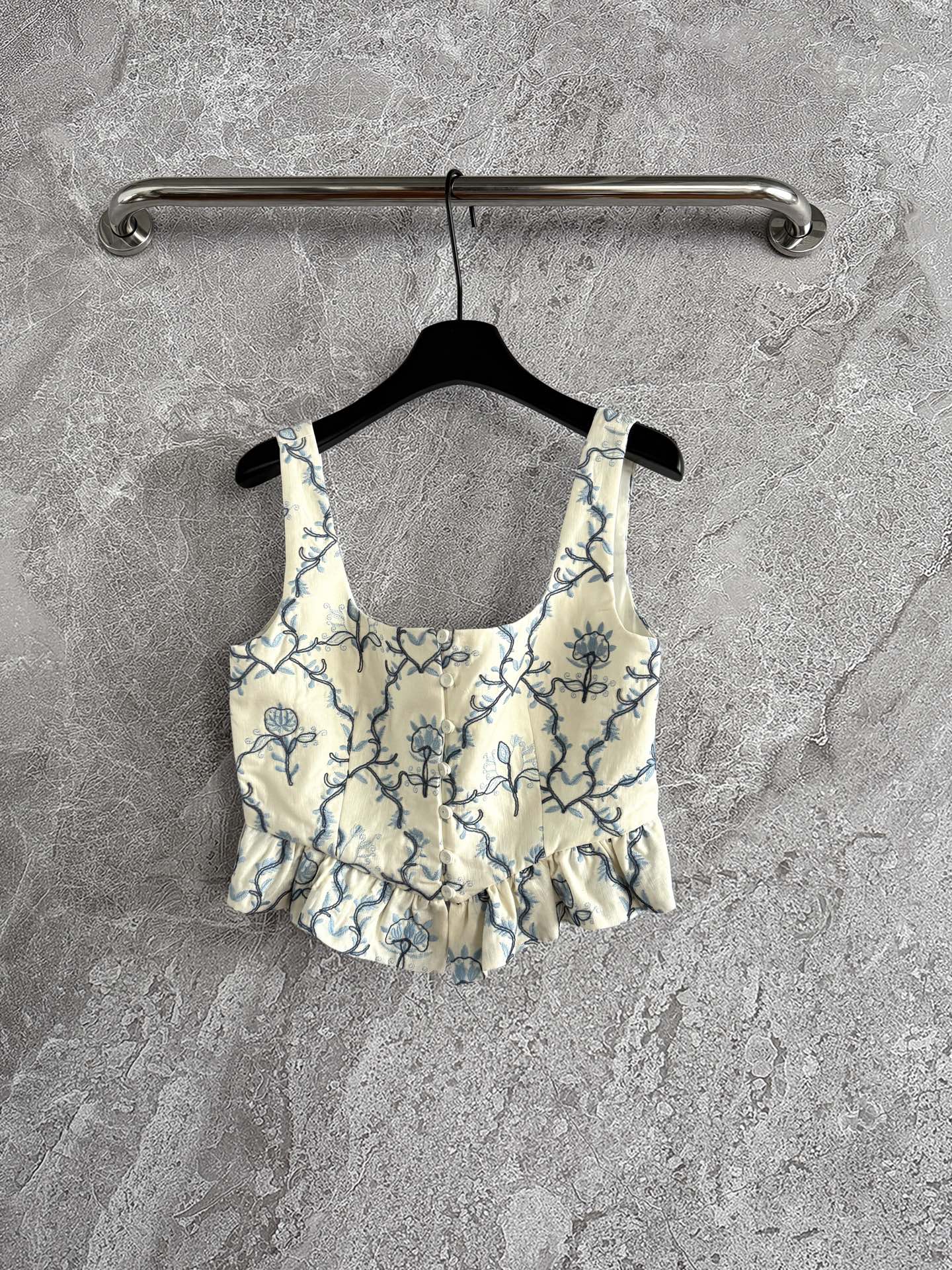 现货‼️‼️🛒款号708/重工盘绣马甲✨全身好几种刺绣叠加，图案也是错错落落，凹凸有致，就更有灵气了，对