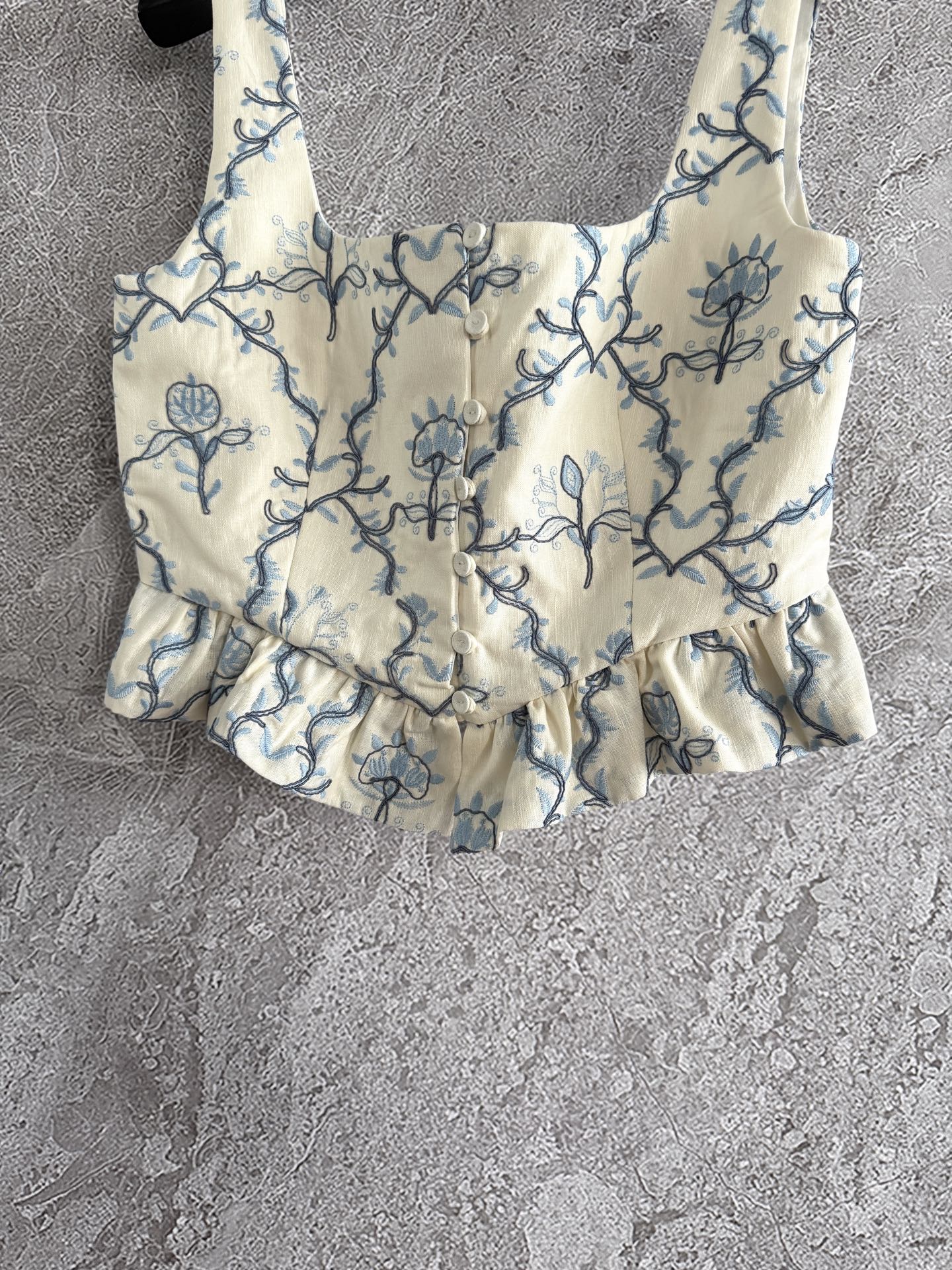 现货‼️‼️🛒款号708/重工盘绣马甲✨全身好几种刺绣叠加，图案也是错错落落，凹凸有致，就更有灵气了，对