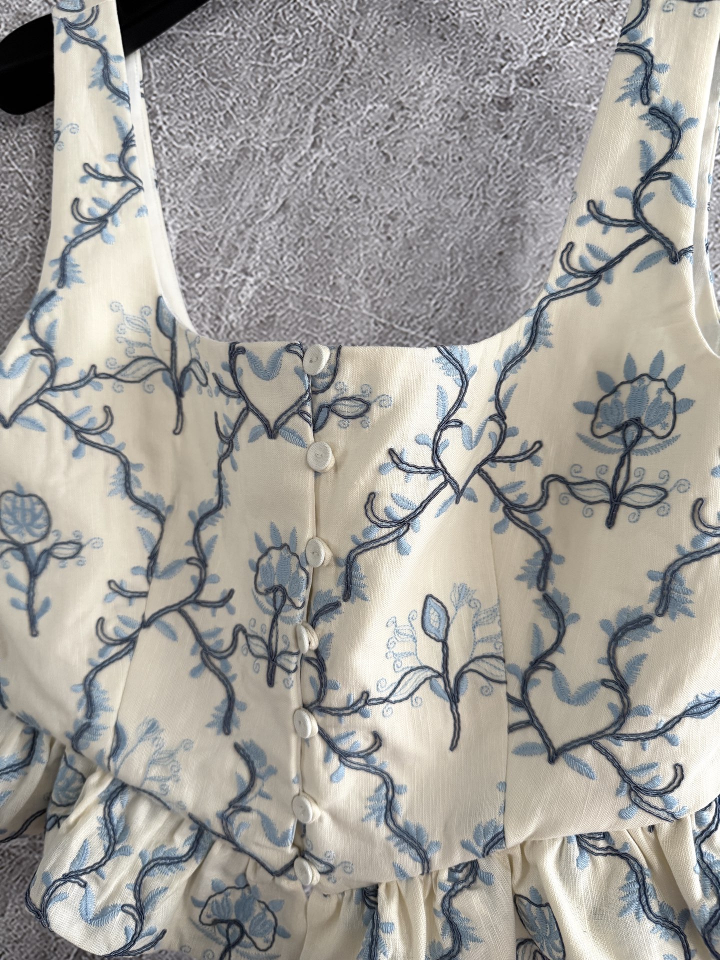 现货‼️‼️🛒款号708/重工盘绣马甲✨全身好几种刺绣叠加，图案也是错错落落，凹凸有致，就更有灵气了，对