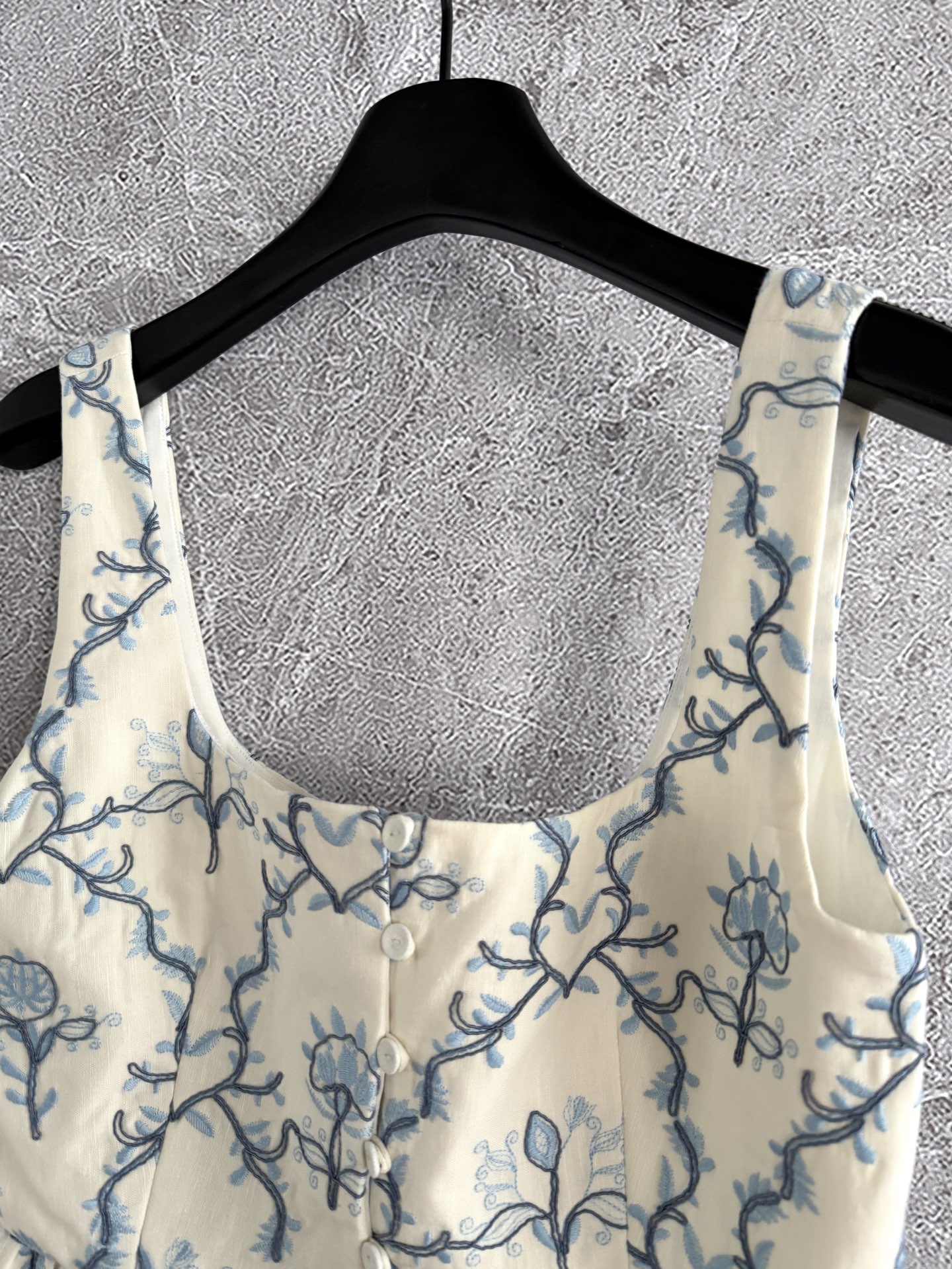 现货‼️‼️🛒款号708/重工盘绣马甲✨全身好几种刺绣叠加，图案也是错错落落，凹凸有致，就更有灵气了，对