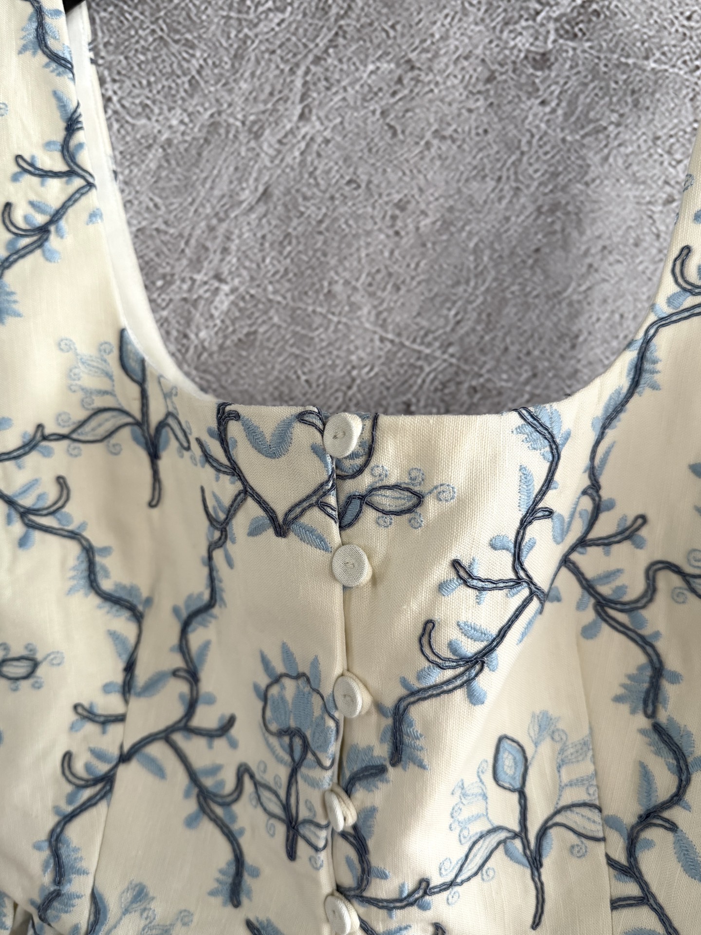 现货‼️‼️🛒款号708/重工盘绣马甲✨全身好几种刺绣叠加，图案也是错错落落，凹凸有致，就更有灵气了，对