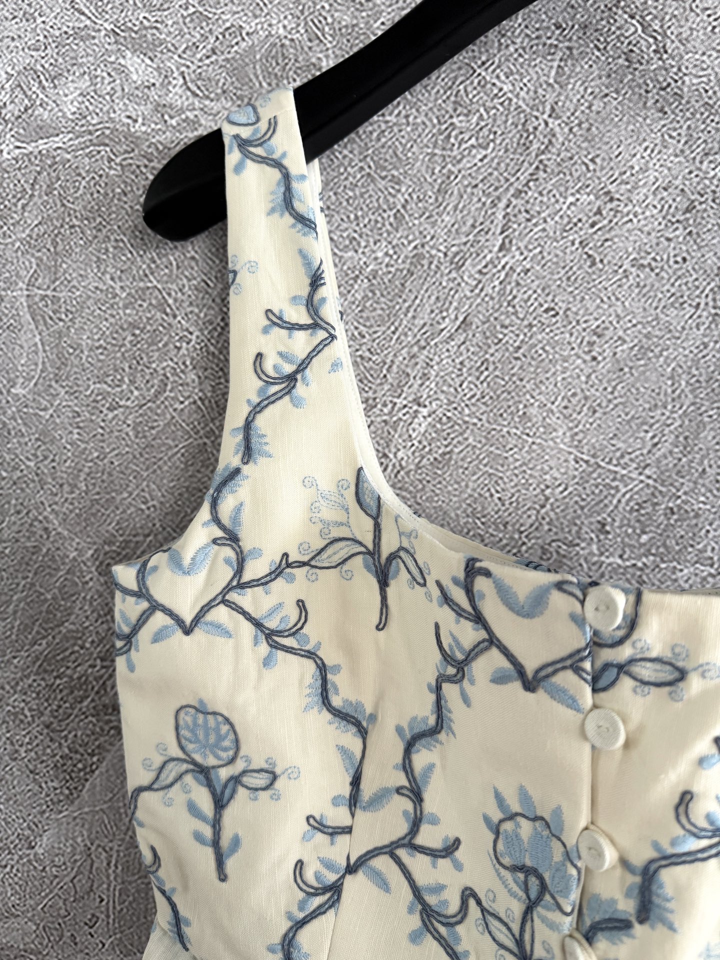 现货‼️‼️🛒款号708/重工盘绣马甲✨全身好几种刺绣叠加，图案也是错错落落，凹凸有致，就更有灵气了，对