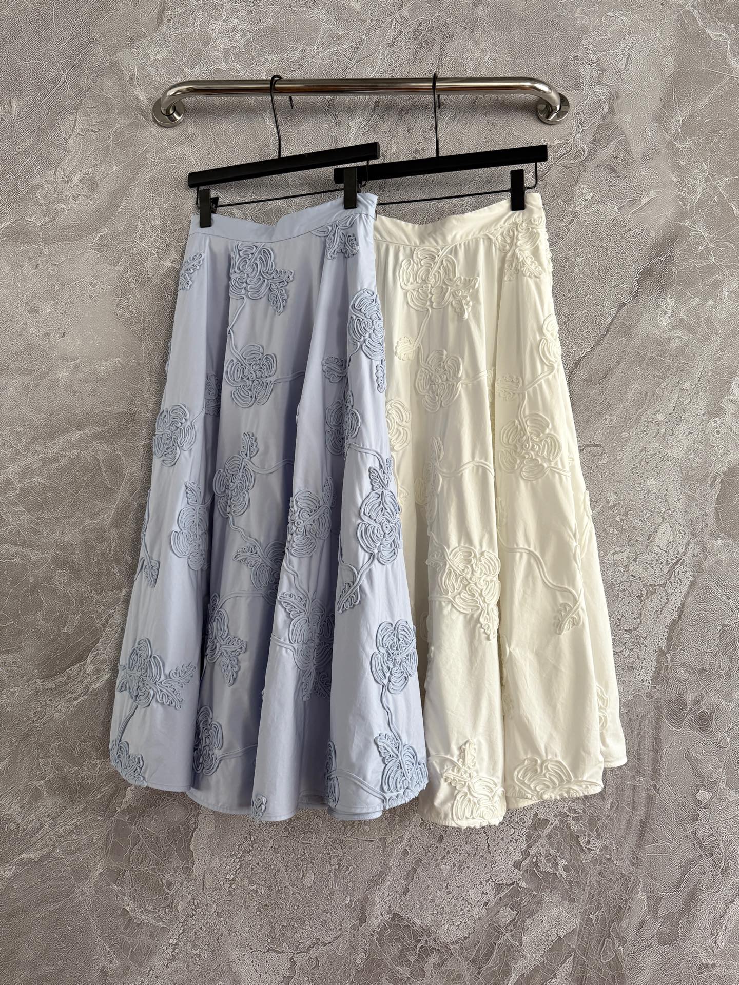 手摇盘花刺绣半裙✨这条半裙在哥本哈根时装周很抢眼，大裙摆不再是惯性的印花，而是用布条褶皱刺绣形成繁盛的花