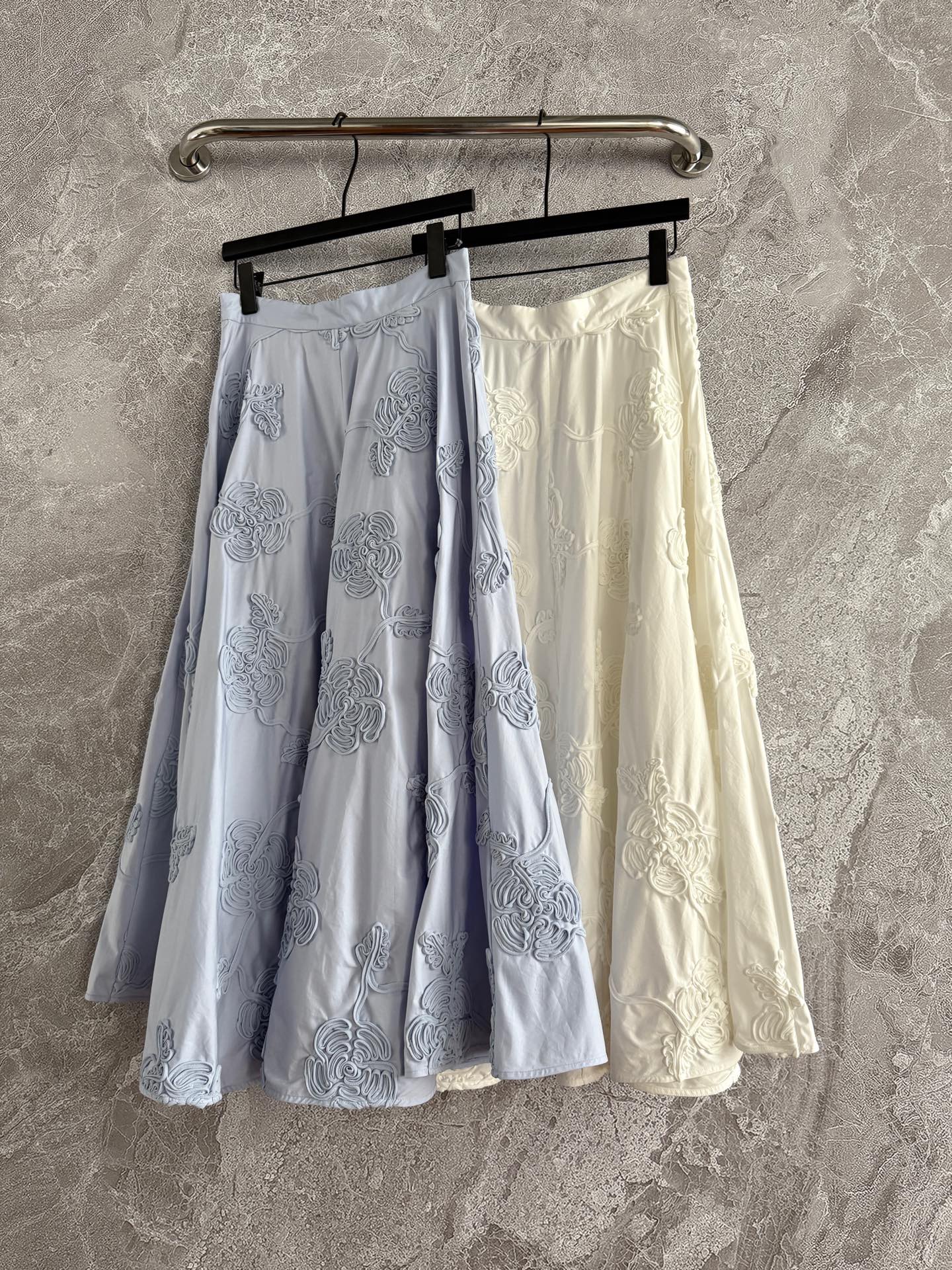 手摇盘花刺绣半裙✨这条半裙在哥本哈根时装周很抢眼，大裙摆不再是惯性的印花，而是用布条褶皱刺绣形成繁盛的花