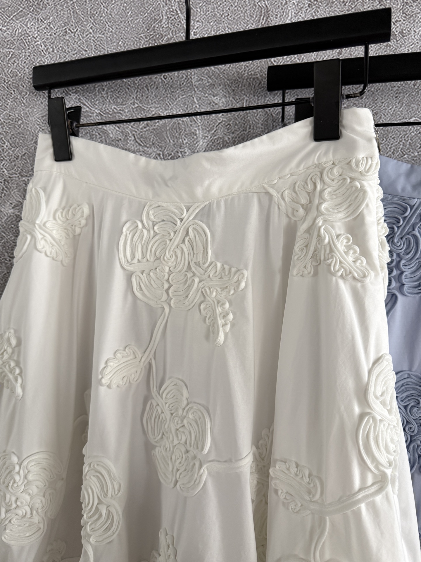 手摇盘花刺绣半裙✨这条半裙在哥本哈根时装周很抢眼，大裙摆不再是惯性的印花，而是用布条褶皱刺绣形成繁盛的花