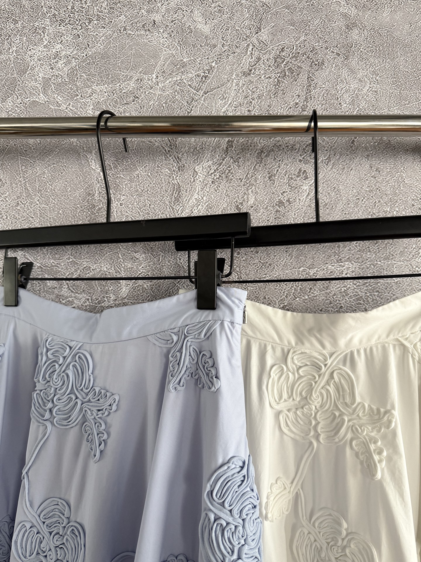 手摇盘花刺绣半裙✨这条半裙在哥本哈根时装周很抢眼，大裙摆不再是惯性的印花，而是用布条褶皱刺绣形成繁盛的花