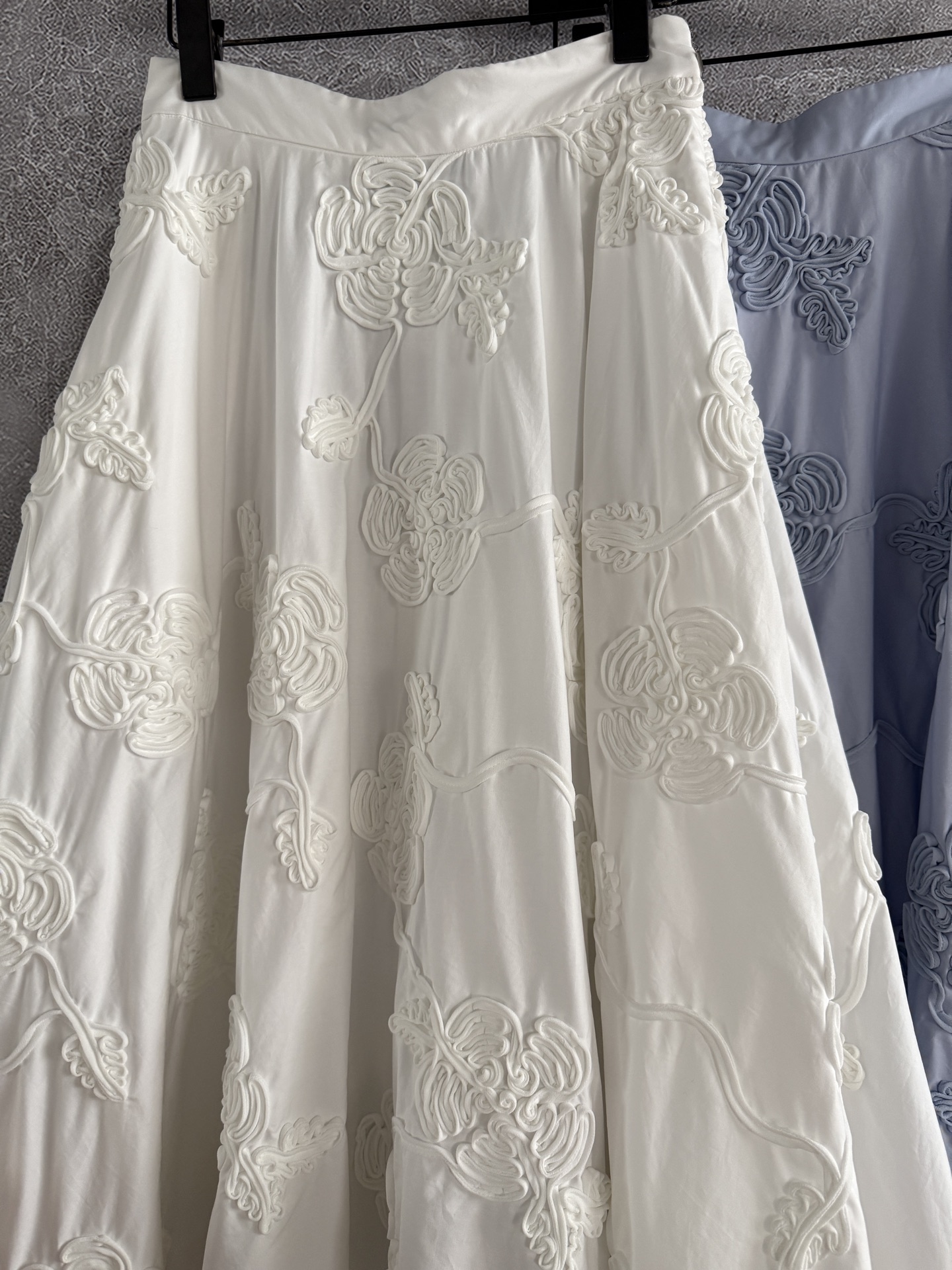 手摇盘花刺绣半裙✨这条半裙在哥本哈根时装周很抢眼，大裙摆不再是惯性的印花，而是用布条褶皱刺绣形成繁盛的花