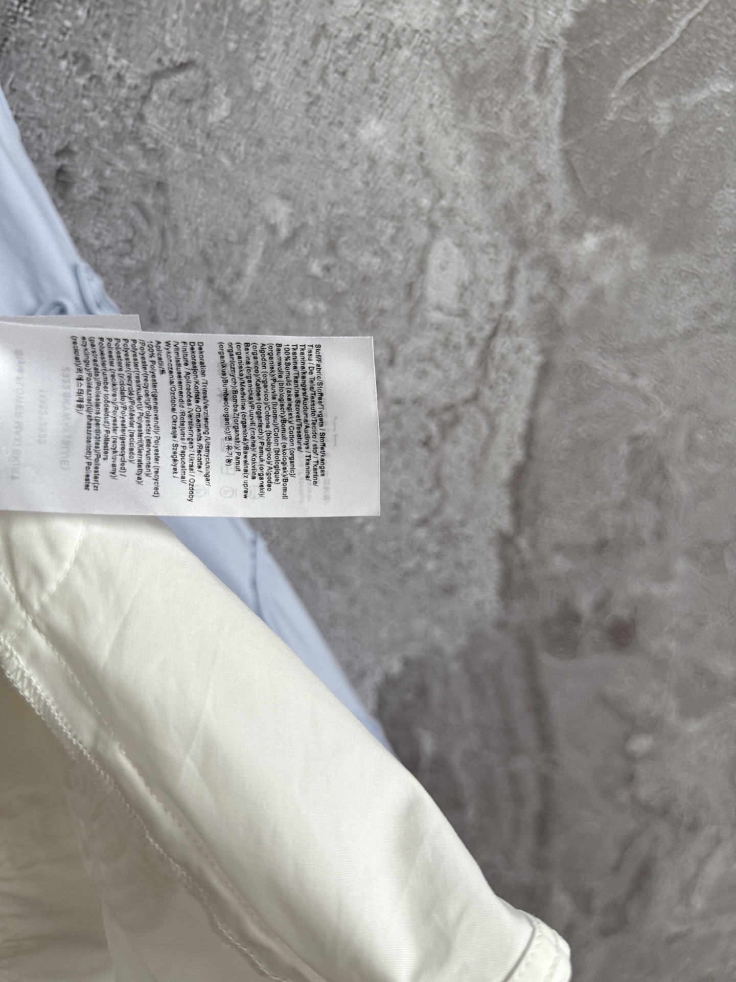 手摇盘花刺绣半裙✨这条半裙在哥本哈根时装周很抢眼，大裙摆不再是惯性的印花，而是用布条褶皱刺绣形成繁盛的花