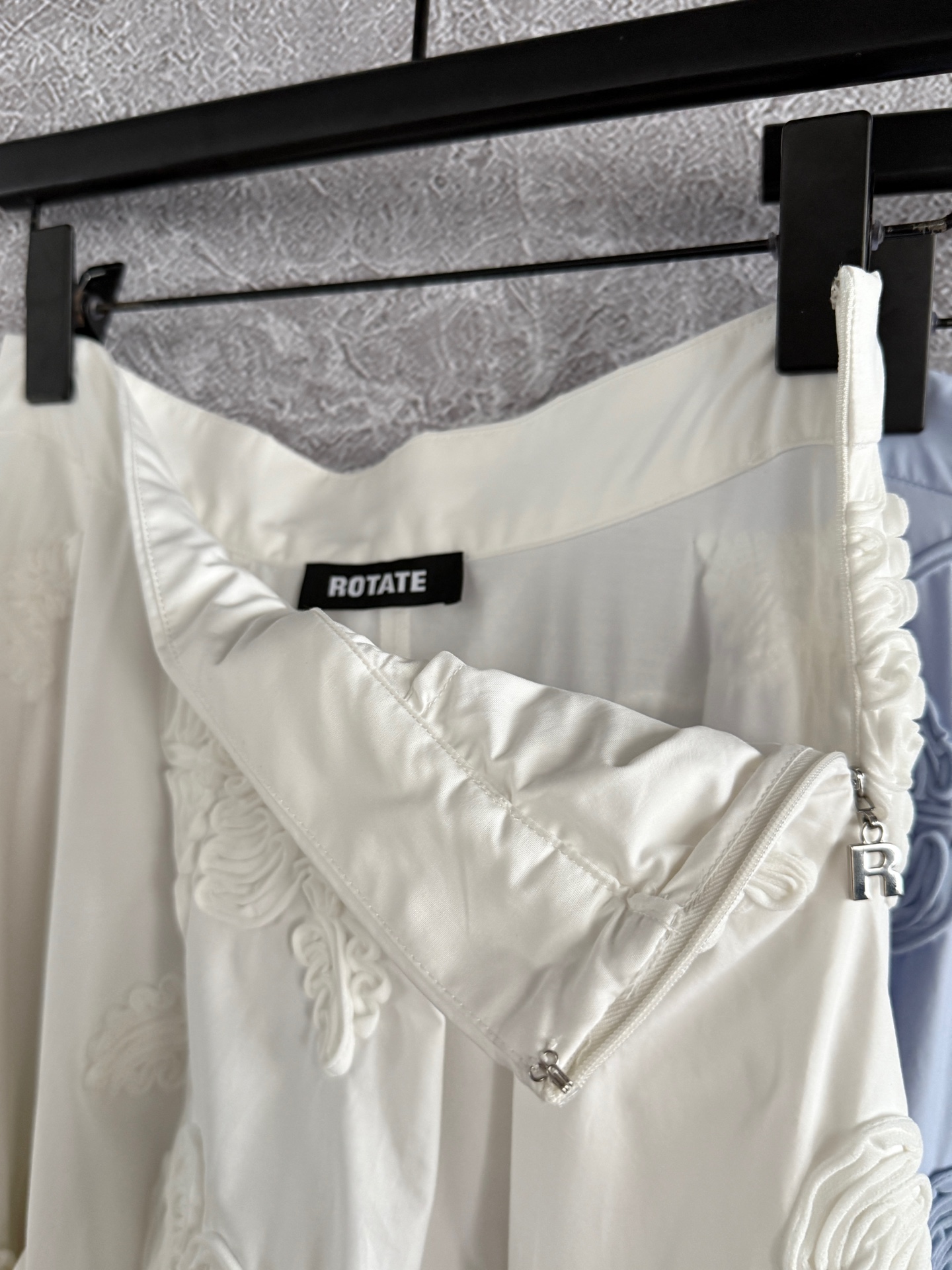 手摇盘花刺绣半裙✨这条半裙在哥本哈根时装周很抢眼，大裙摆不再是惯性的印花，而是用布条褶皱刺绣形成繁盛的花