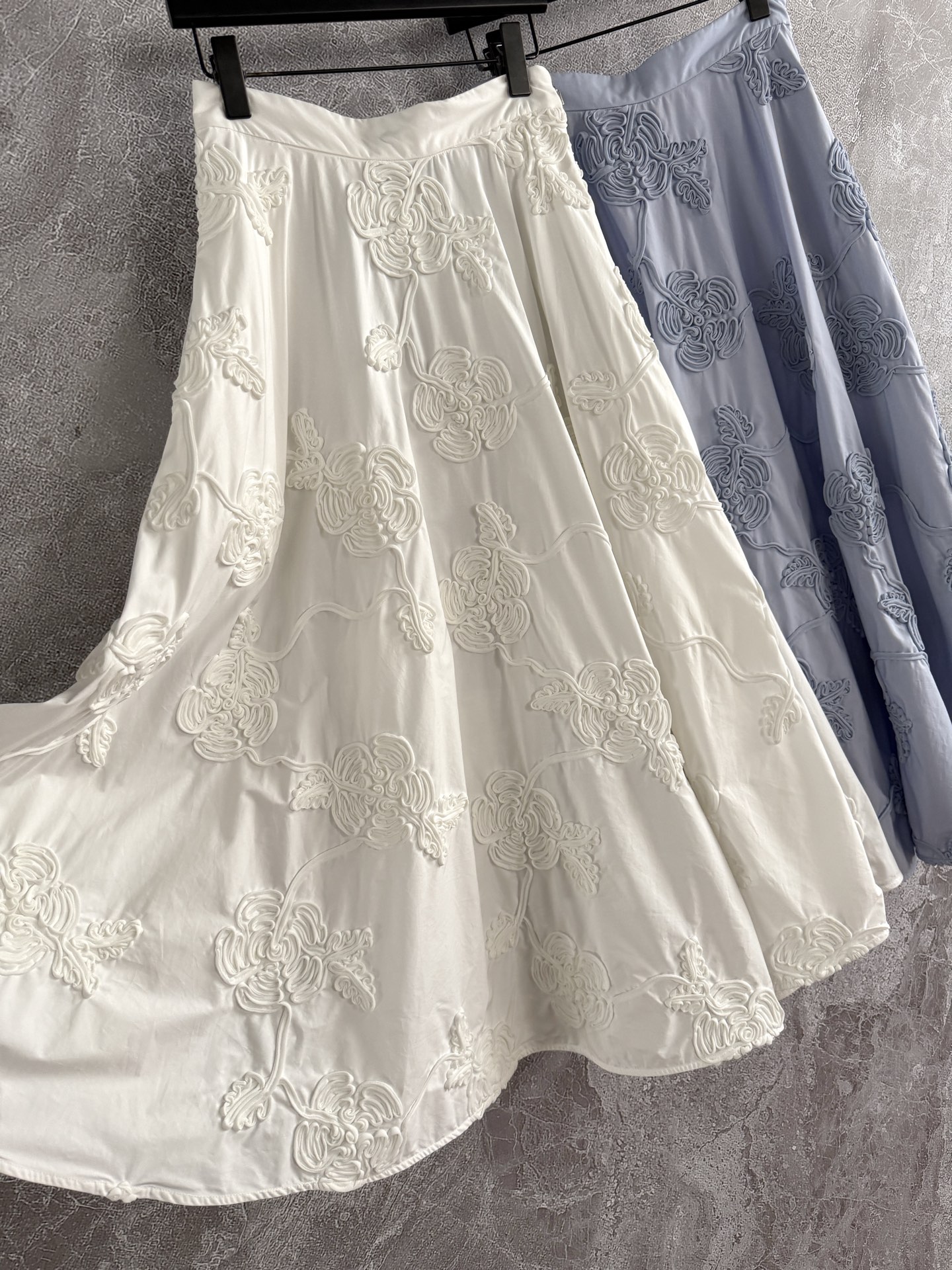 手摇盘花刺绣半裙✨这条半裙在哥本哈根时装周很抢眼，大裙摆不再是惯性的印花，而是用布条褶皱刺绣形成繁盛的花