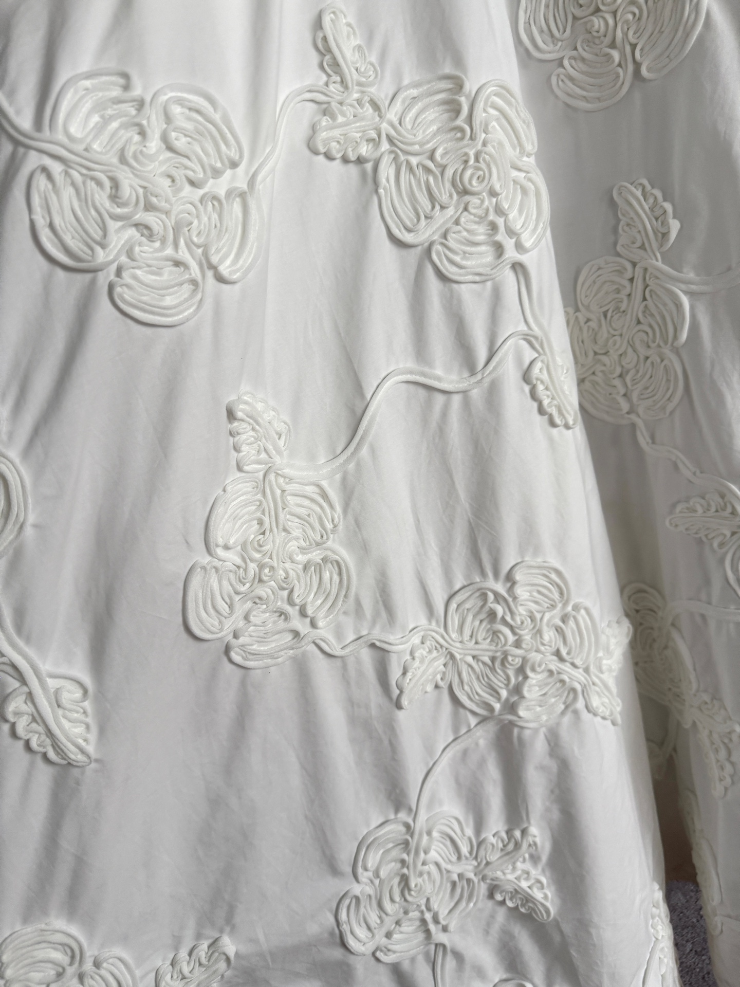 手摇盘花刺绣半裙✨这条半裙在哥本哈根时装周很抢眼，大裙摆不再是惯性的印花，而是用布条褶皱刺绣形成繁盛的花